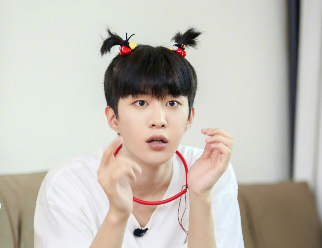 范丞丞看到蔡徐坤童年照一秒认出,这是他坤哥呀