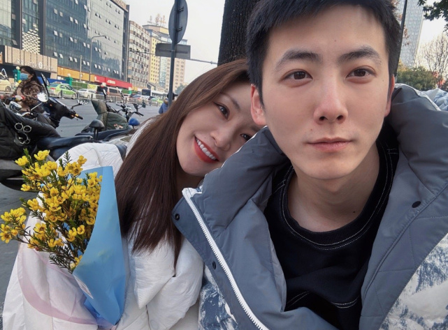 而说到大王老公吕鹏兴,比她要小6岁,是一名演员曾