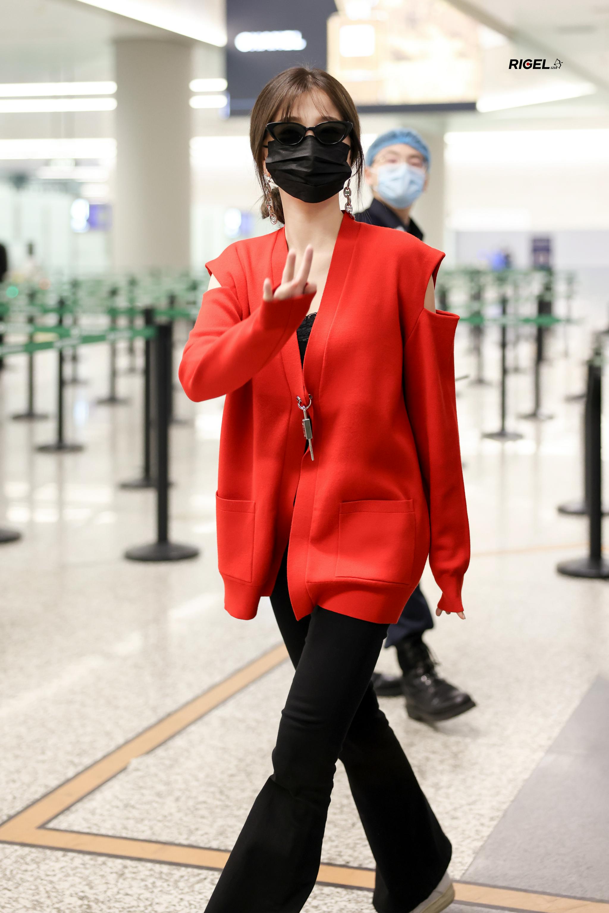 虞书欣机场出发饭拍 红色露肩上衣搭配喇叭裤,红红火火……|虞书欣