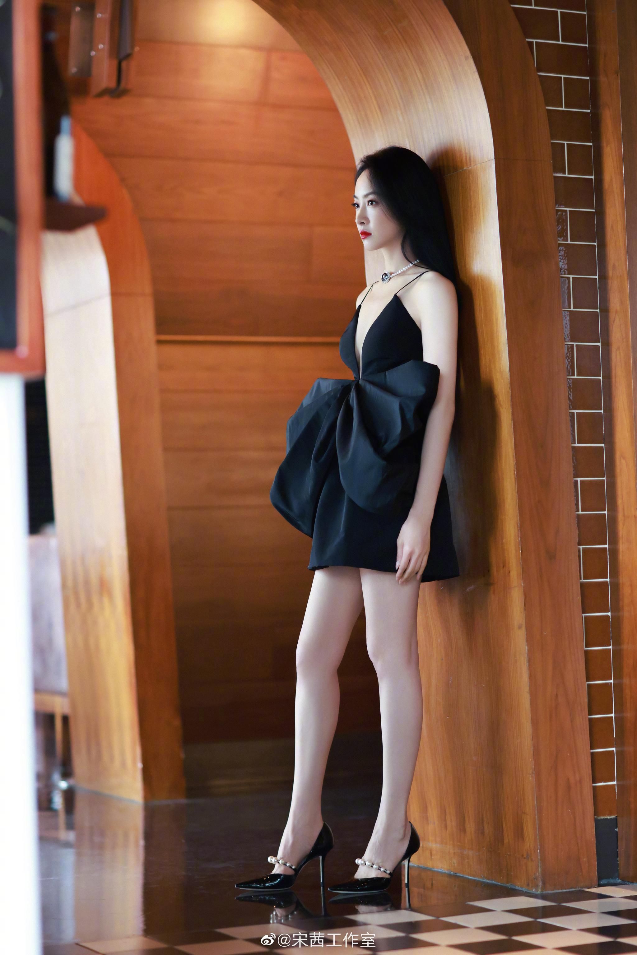 宋茜今天线下活动造型美女子把粉发换回来了黑长直好温柔