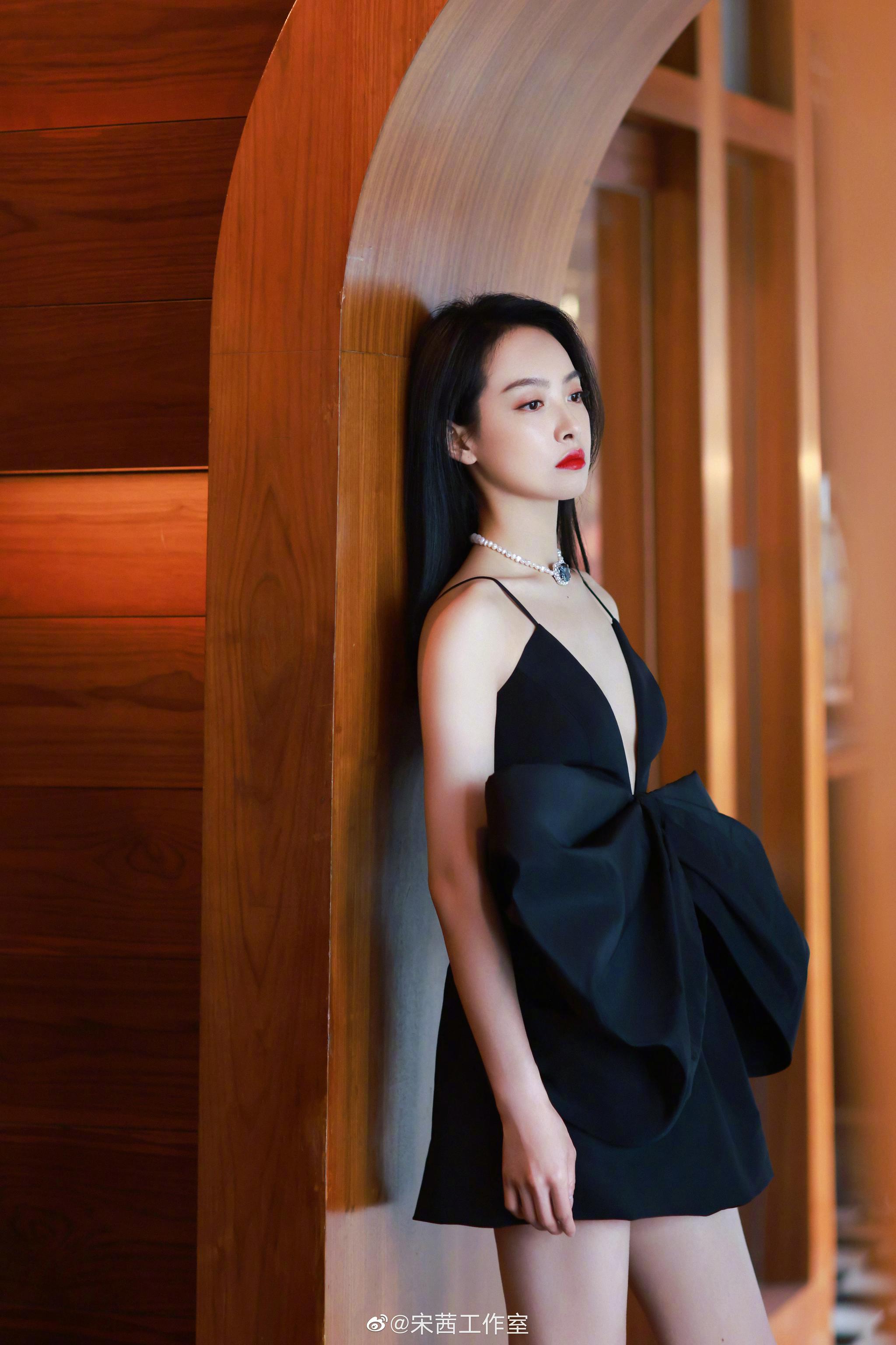 宋茜今天线下活动造型美女子把粉发换回来了黑长直好温柔