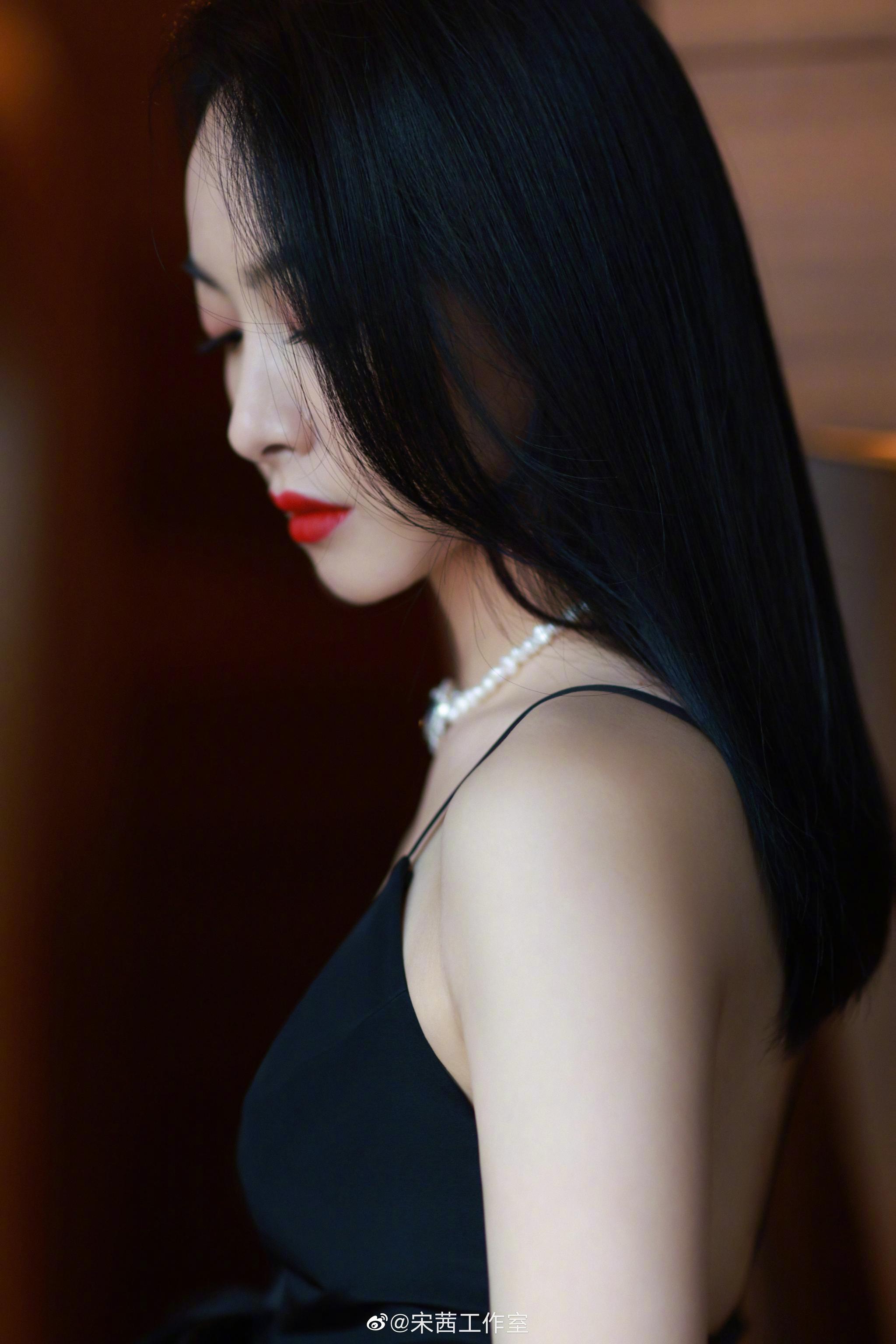 宋茜今天线下活动造型美女子把粉发换回来了黑长直好温柔