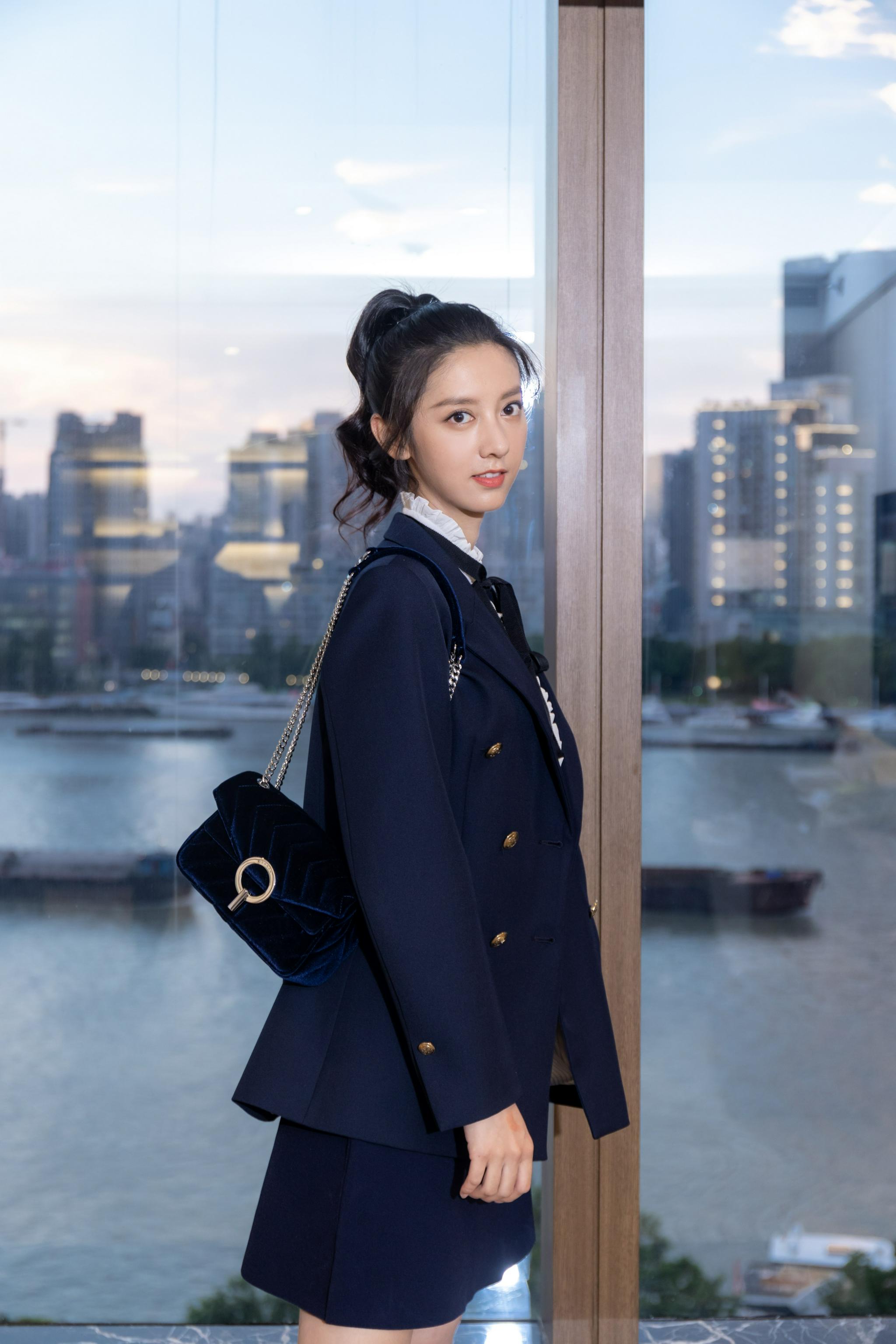 淡雅与个性相融,彰显自信与灵动|陈姝君_新浪新闻