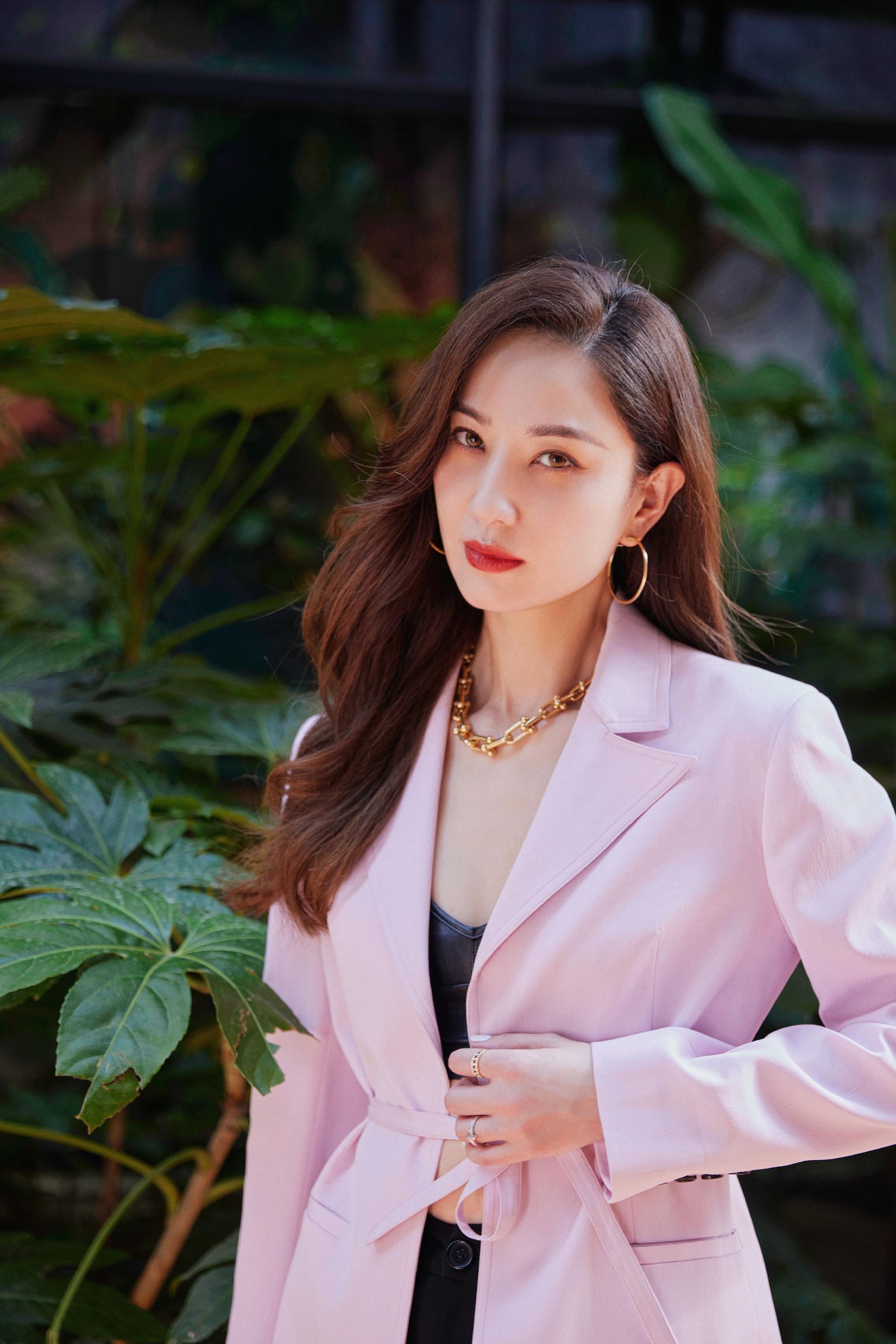 郑希怡真的是拿捏了西装的精髓,粉色西装搭配黑色长裤
