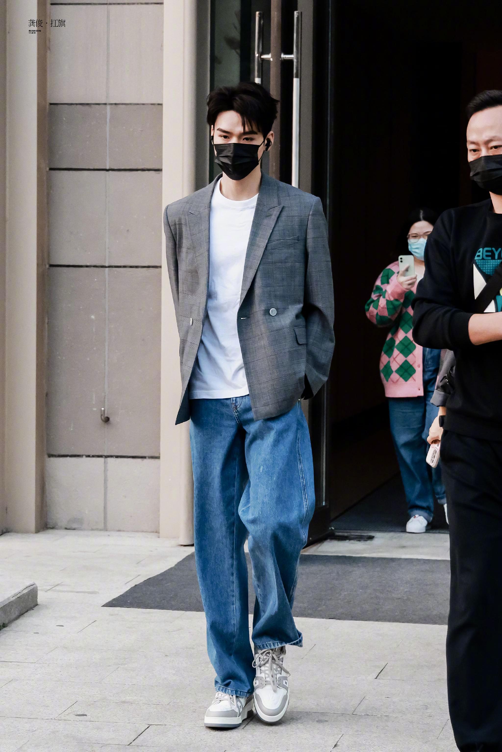 龚俊今日上班饭拍 灰色格纹西装上衣搭配牛仔裤……_高清图集_新浪网