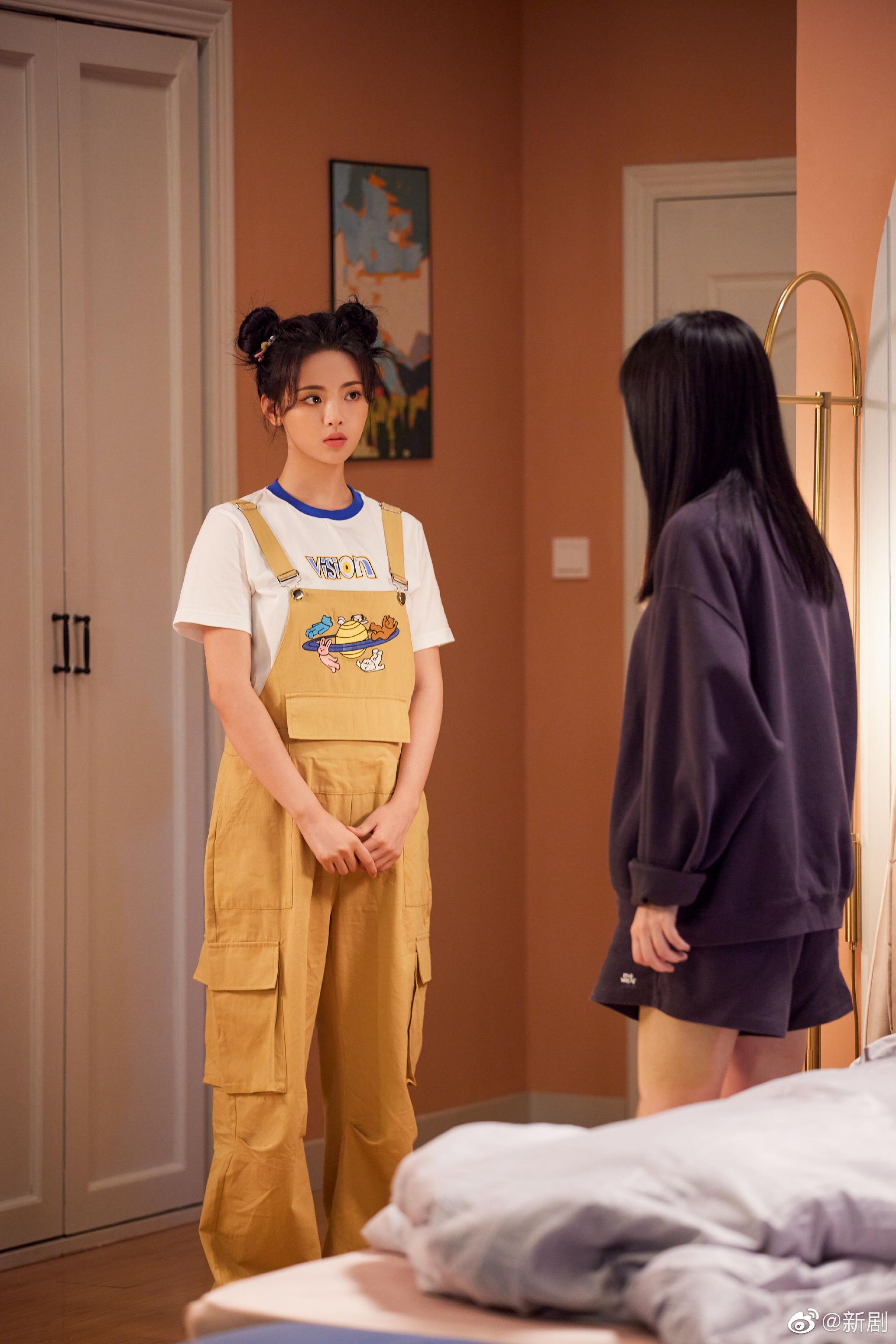 杨超越《家有姐妹》双丸子头 背带裤造型剧照