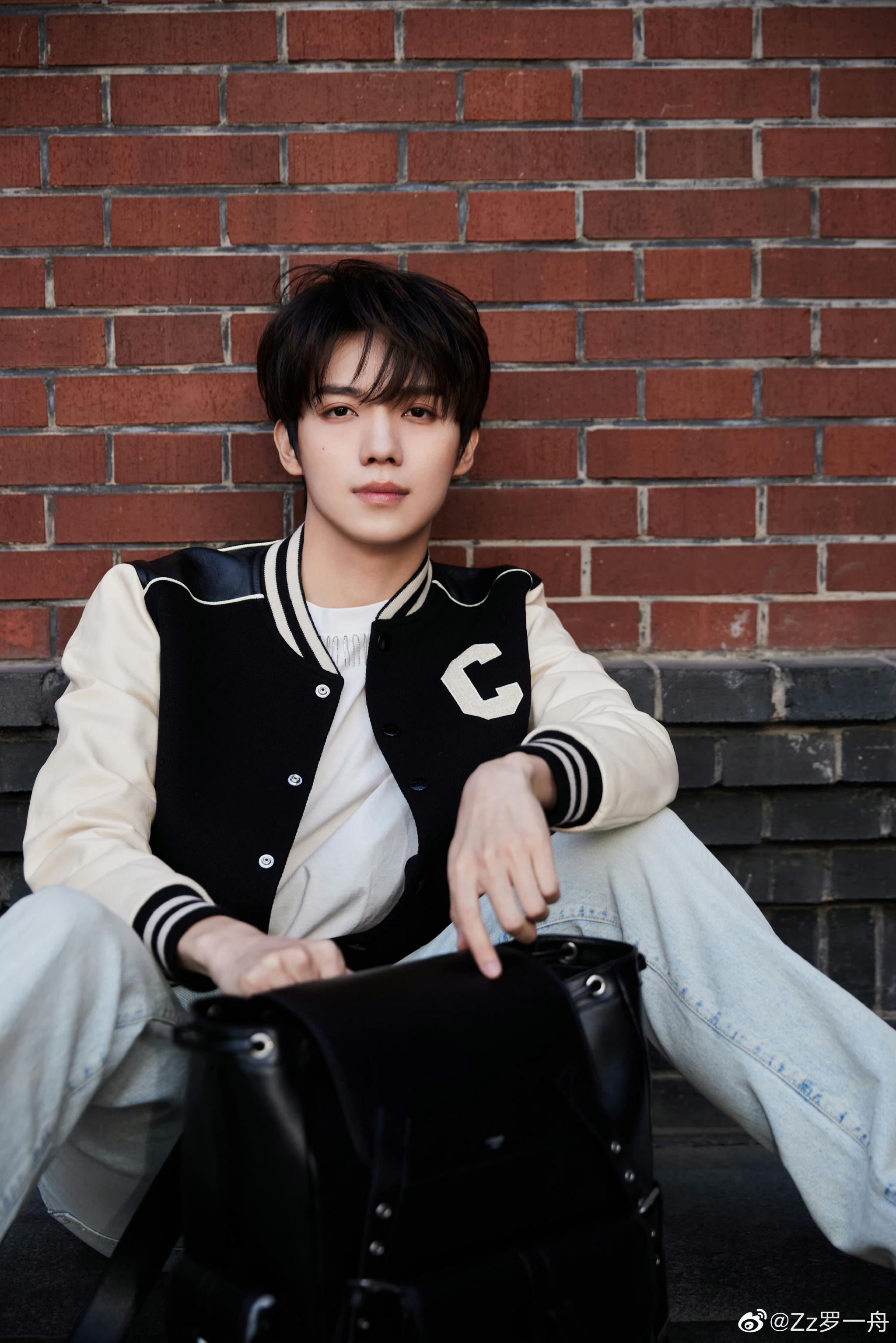 罗一舟晒棒球服随拍92 帅到了人心里～ 6161|棒球服|抱一抱