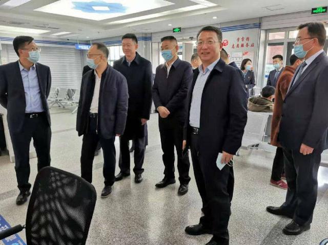 自治区联社党委书记,理事长李文祖,师市党委书记,政委卢跃东参加仪式