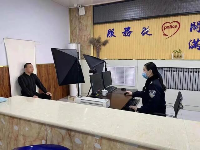 【法治新闻】大年初一这个聋哑人两次用左手给民警敬礼！休闲区蓝鸢梦想 - Www.slyday.coM