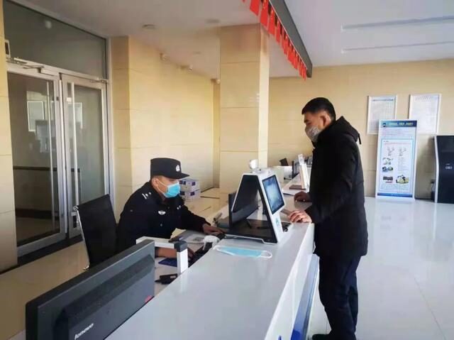 【法治新闻】大年初一这个聋哑人两次用左手给民警敬礼！休闲区蓝鸢梦想 - Www.slyday.coM