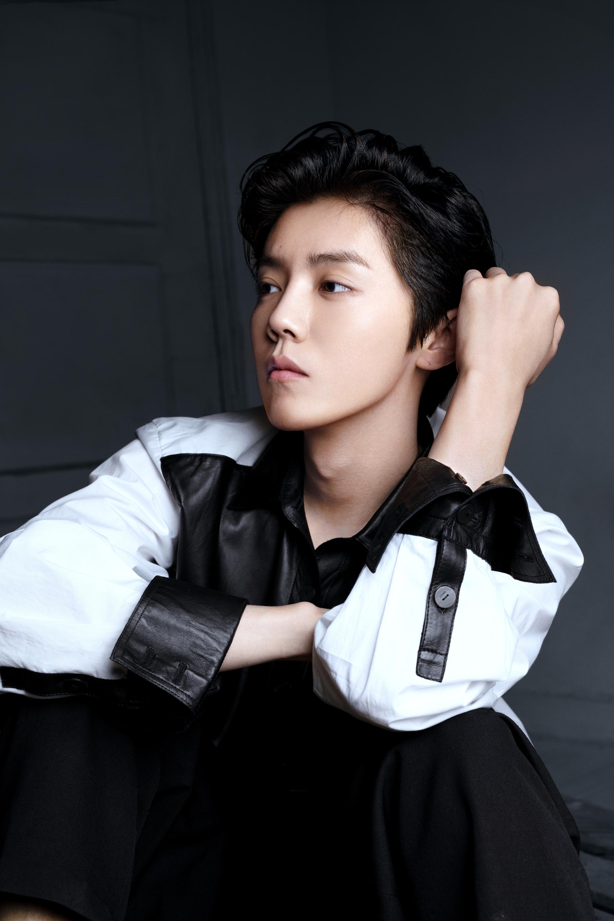 抢先曝光!简约黑白拼色衬衫搭配狼奔头,变身眼神杀超a酷盖!