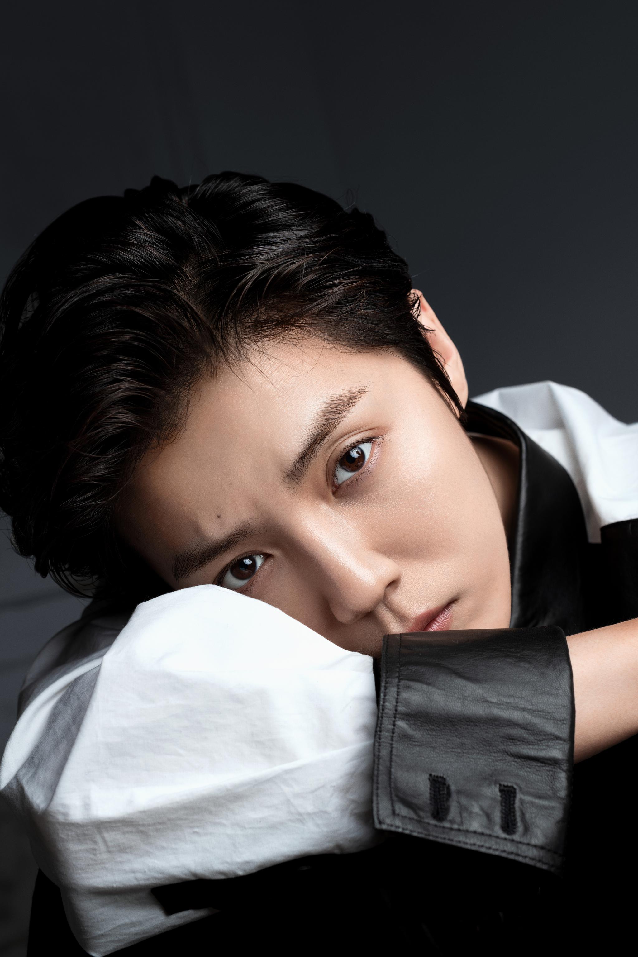 抢先曝光!简约黑白拼色衬衫搭配狼奔头,变身眼神杀超a酷盖!