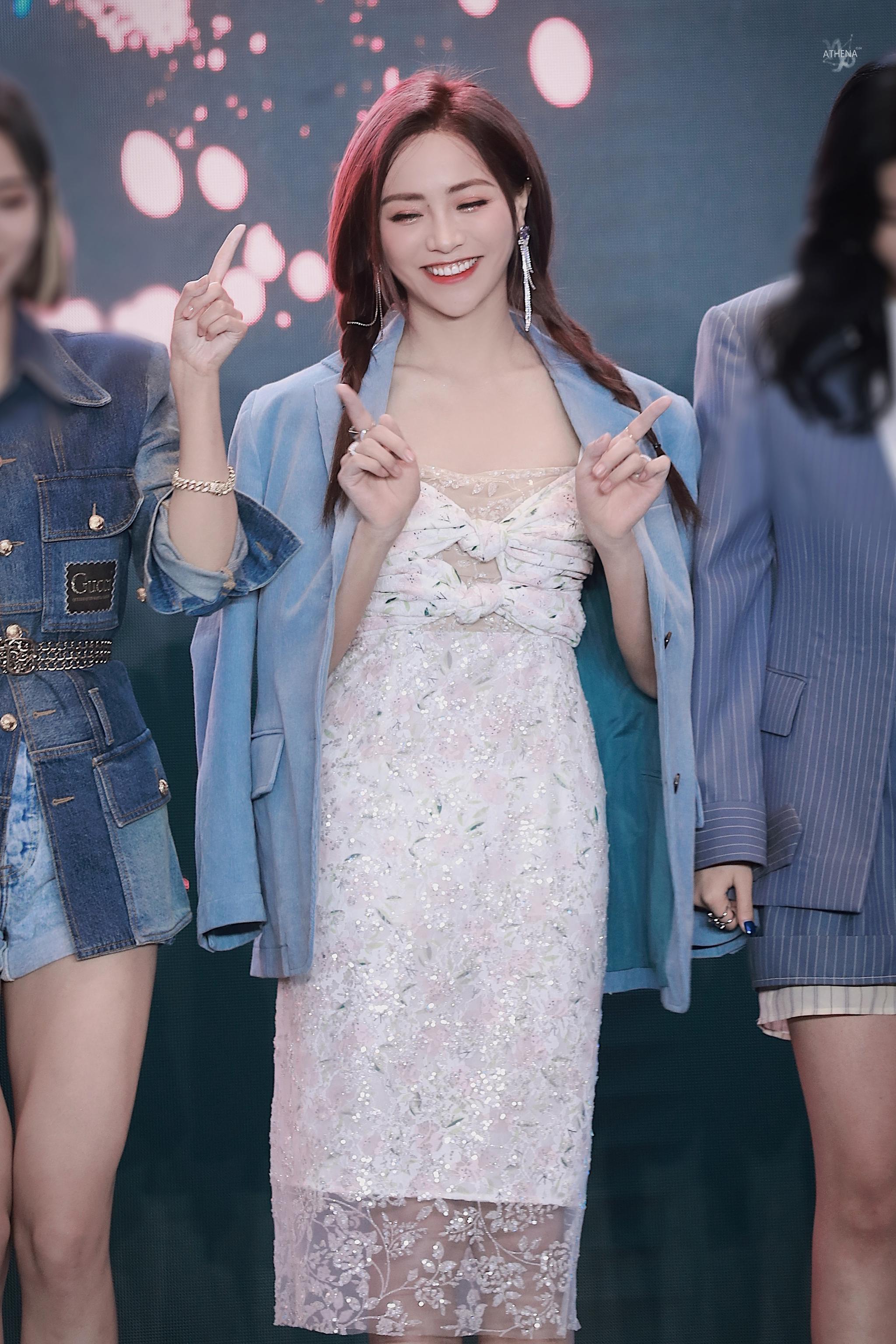 谢可寅今日份活动饭拍图～白色连衣裙 身披蓝色西装 双马尾麻花辫简