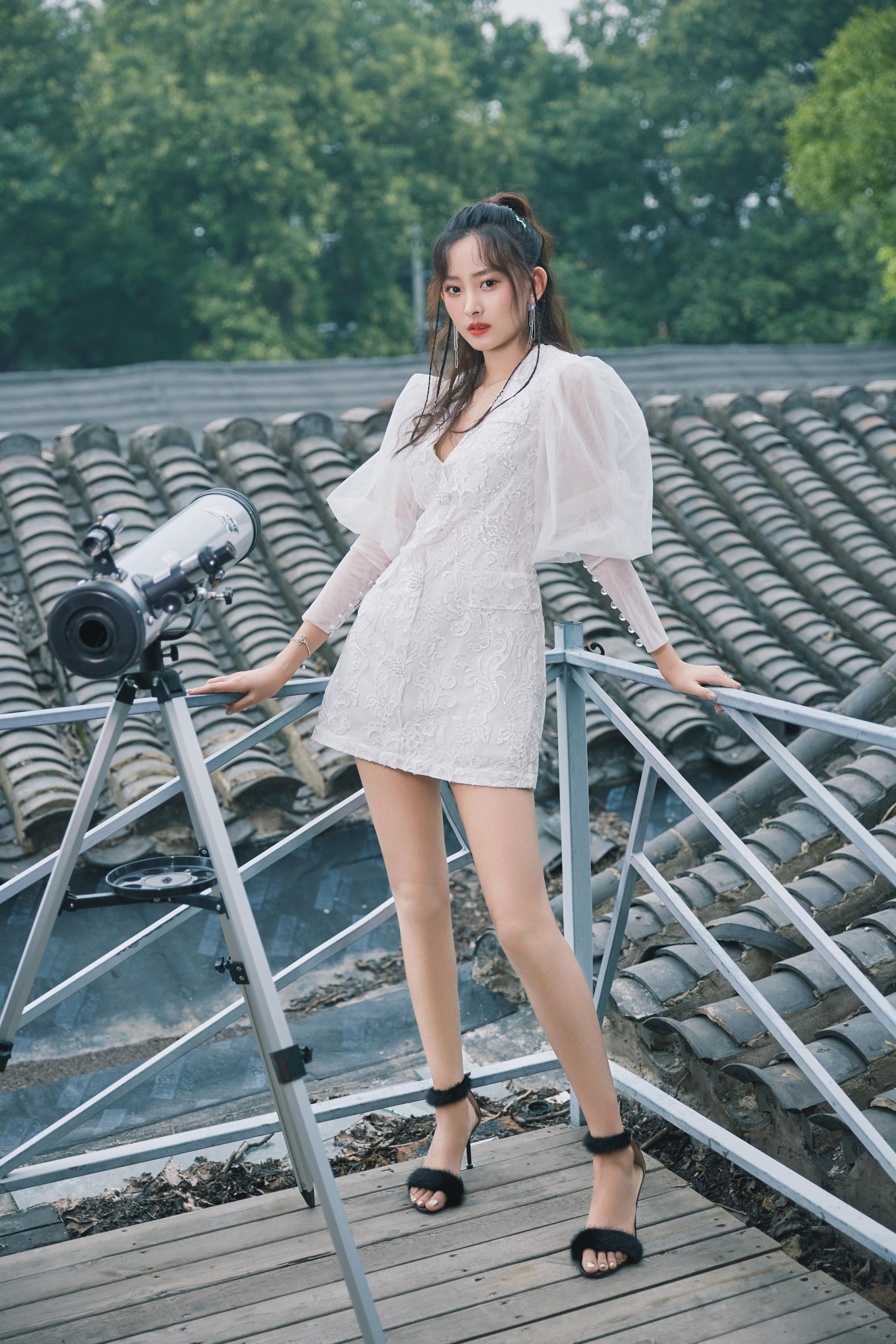 演员@代文雯文代 最新大片,身穿泡泡袖蕾丝连衣裙