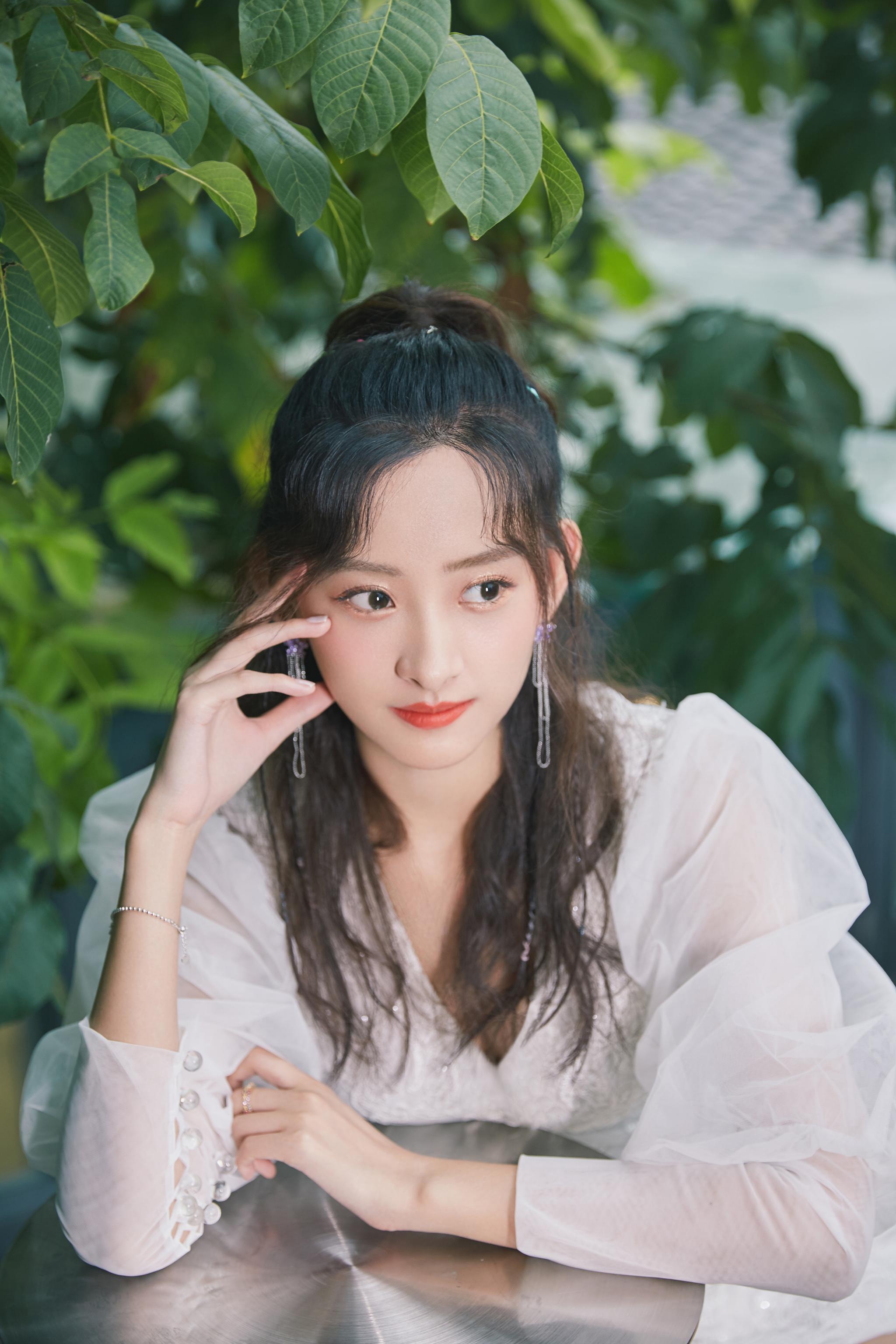 演员@代文雯文代 最新大片,身穿泡泡袖蕾丝连衣裙