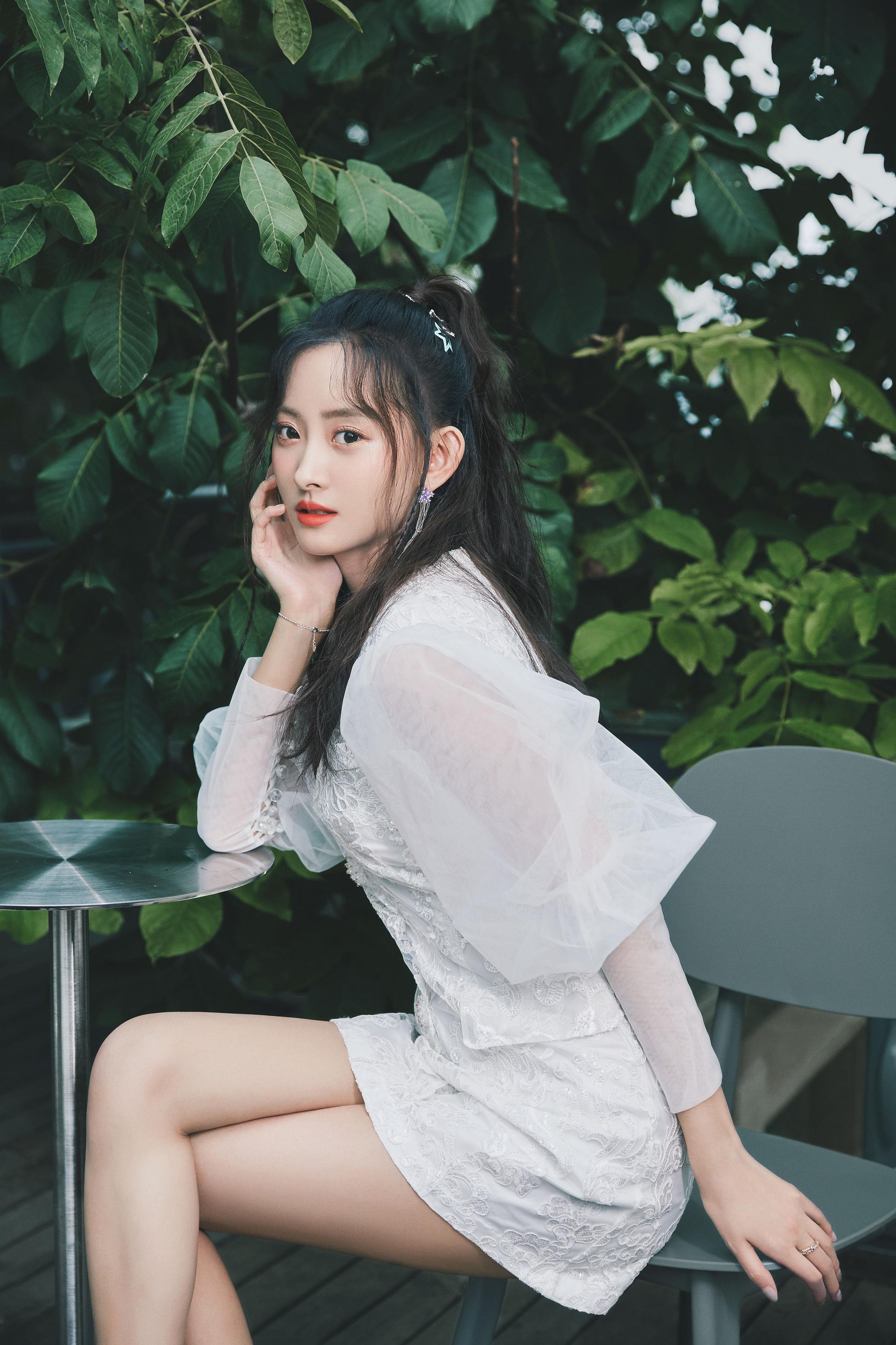 演员@代文雯文代 最新大片,身穿泡泡袖蕾丝连衣裙