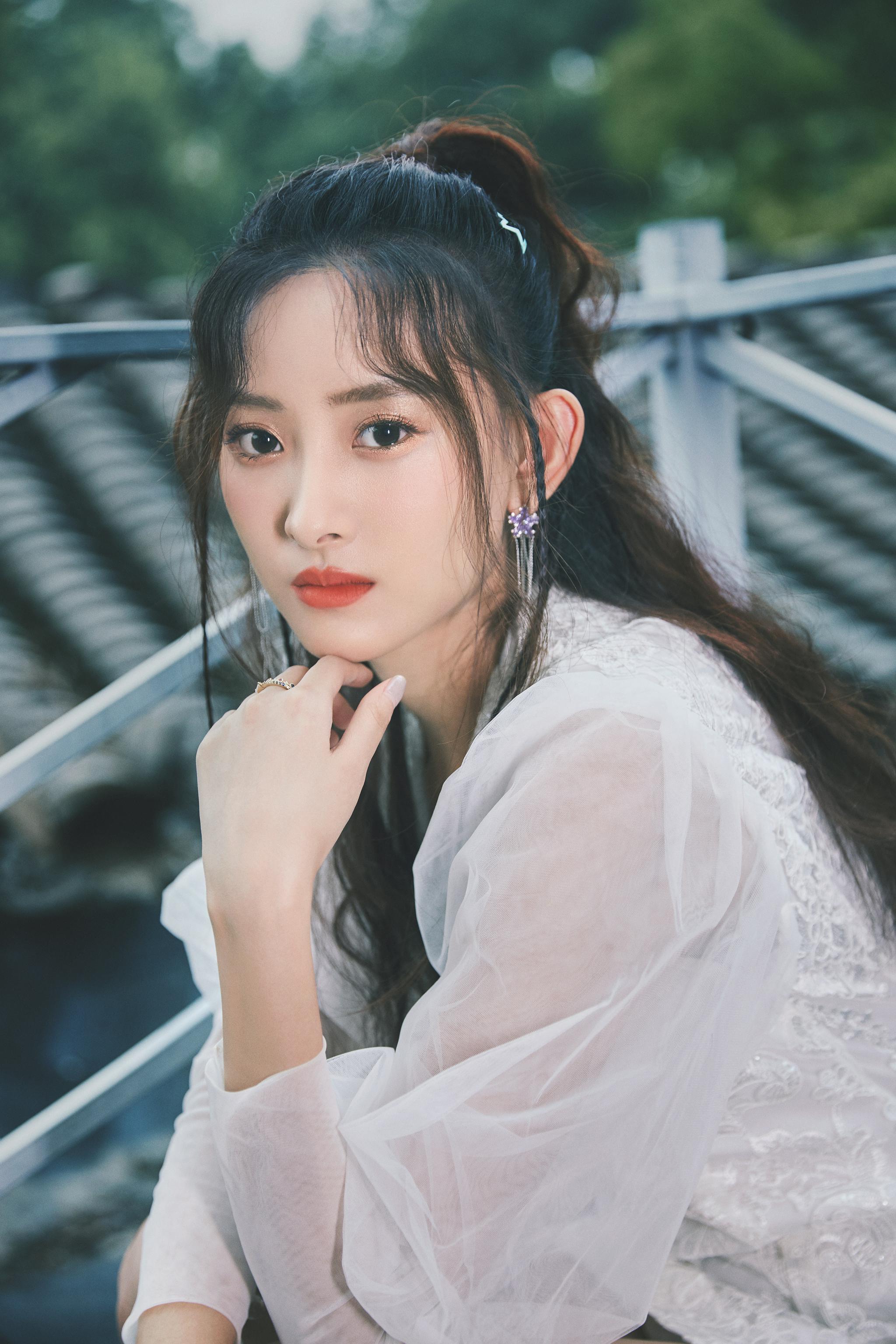 演员@代文雯文代 最新大片,身穿泡泡袖蕾丝连衣裙