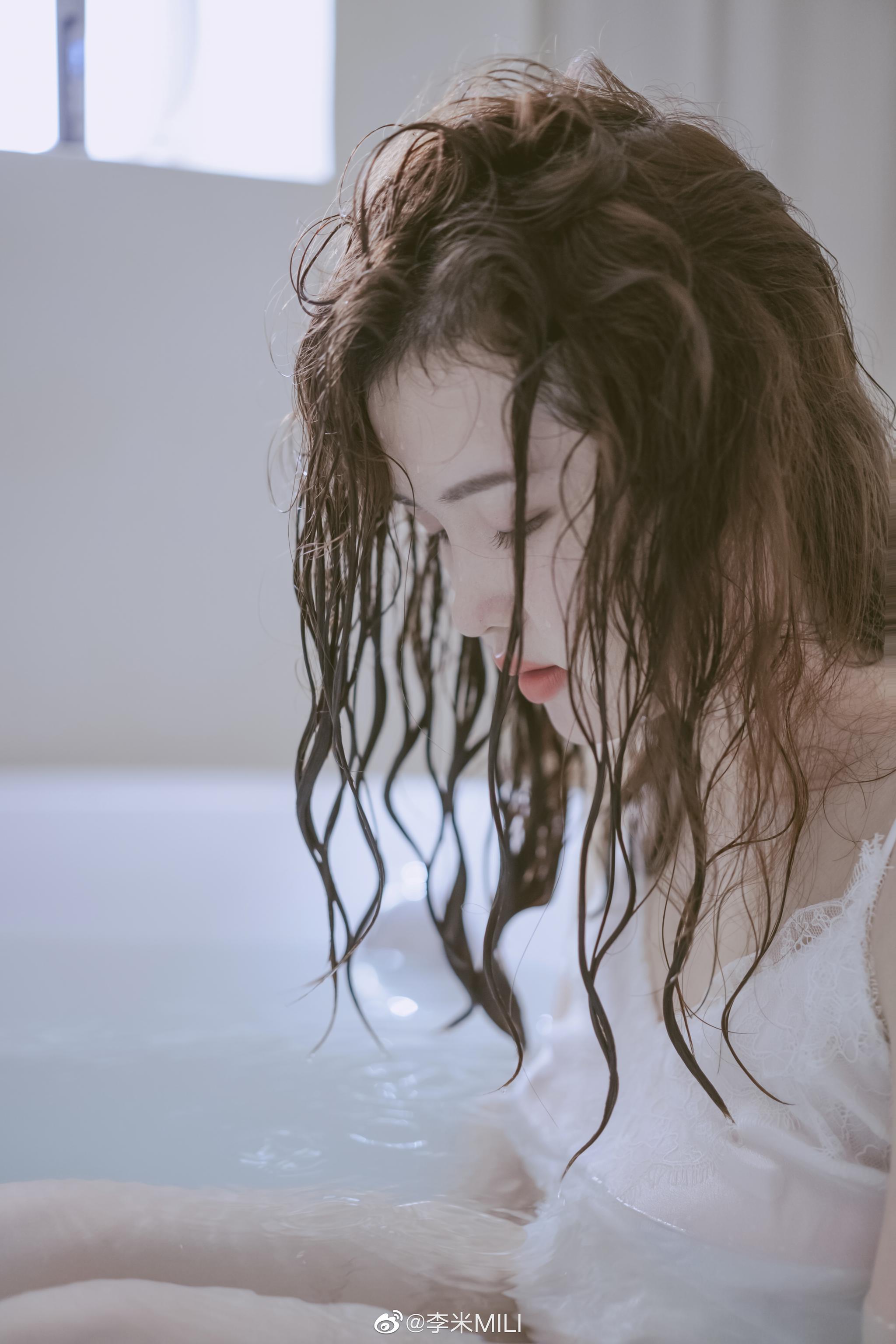 情绪系浴缸照 好不容易(仰着下水太容易灌水了 )