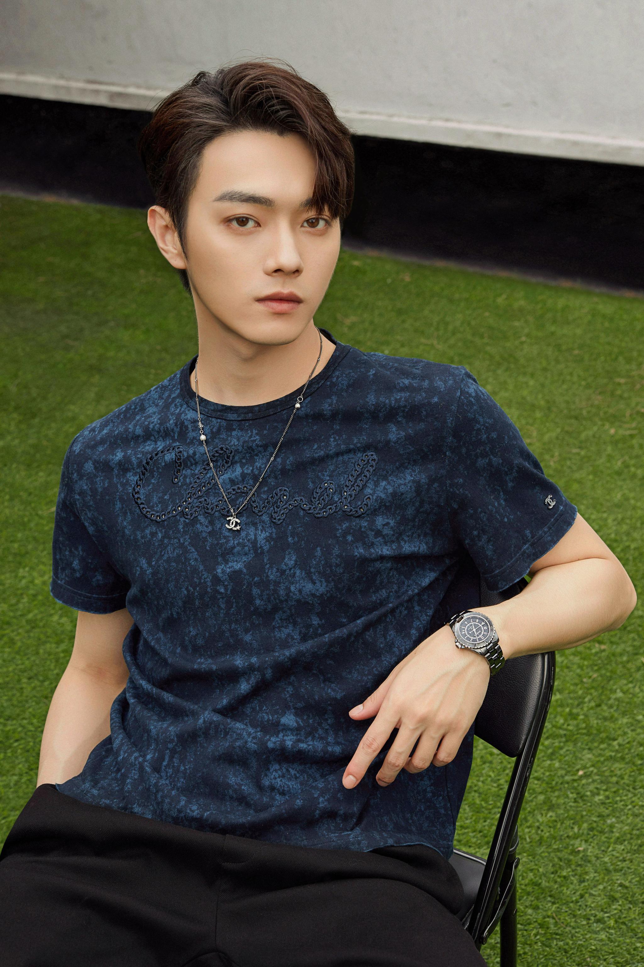 欢娱影视演员许凯soso诠释香奈儿j12黑色腕表系列