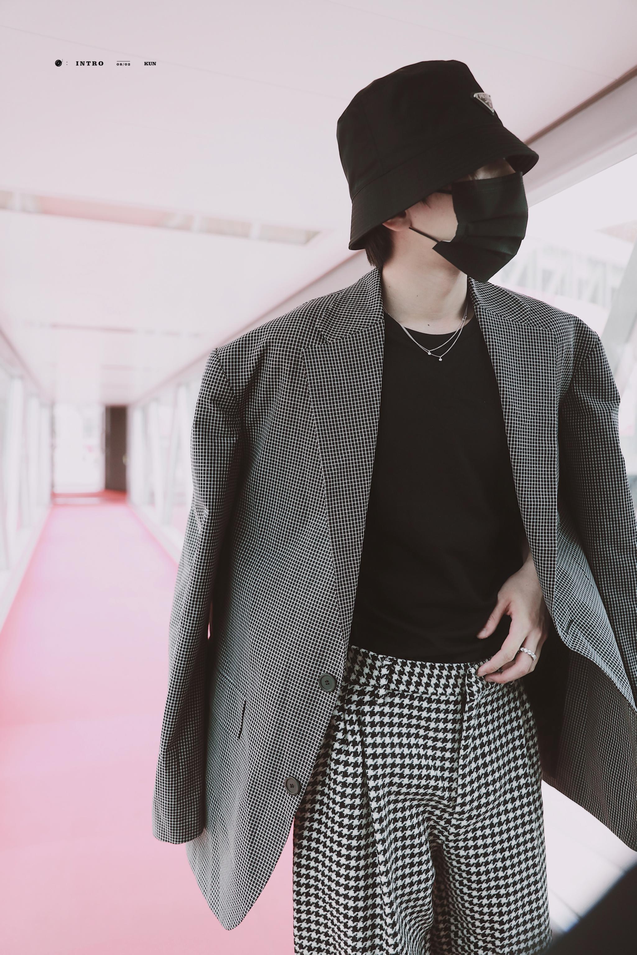 今日份气场全开的蔡徐坤机场走秀