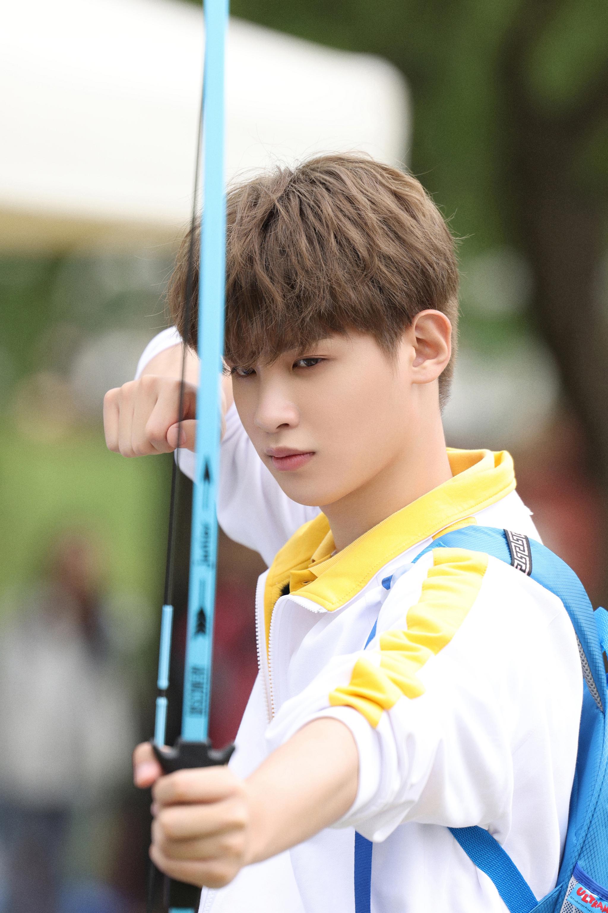 黄明昊极限挑战预告照 百变小贾,可以是身穿校服的元气少年