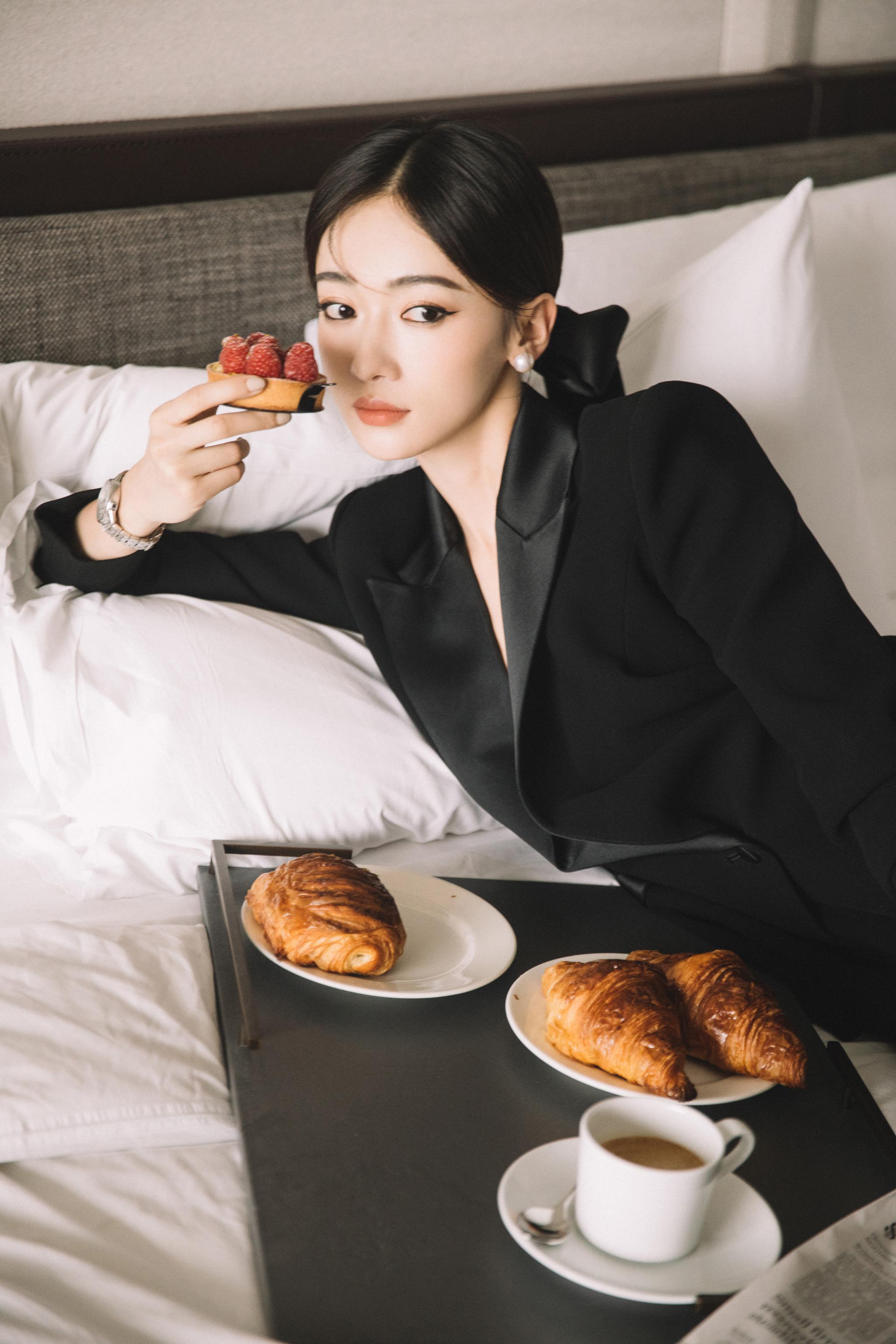欢娱影视演员吴谨言今日出席嘉人女性影响力之夜