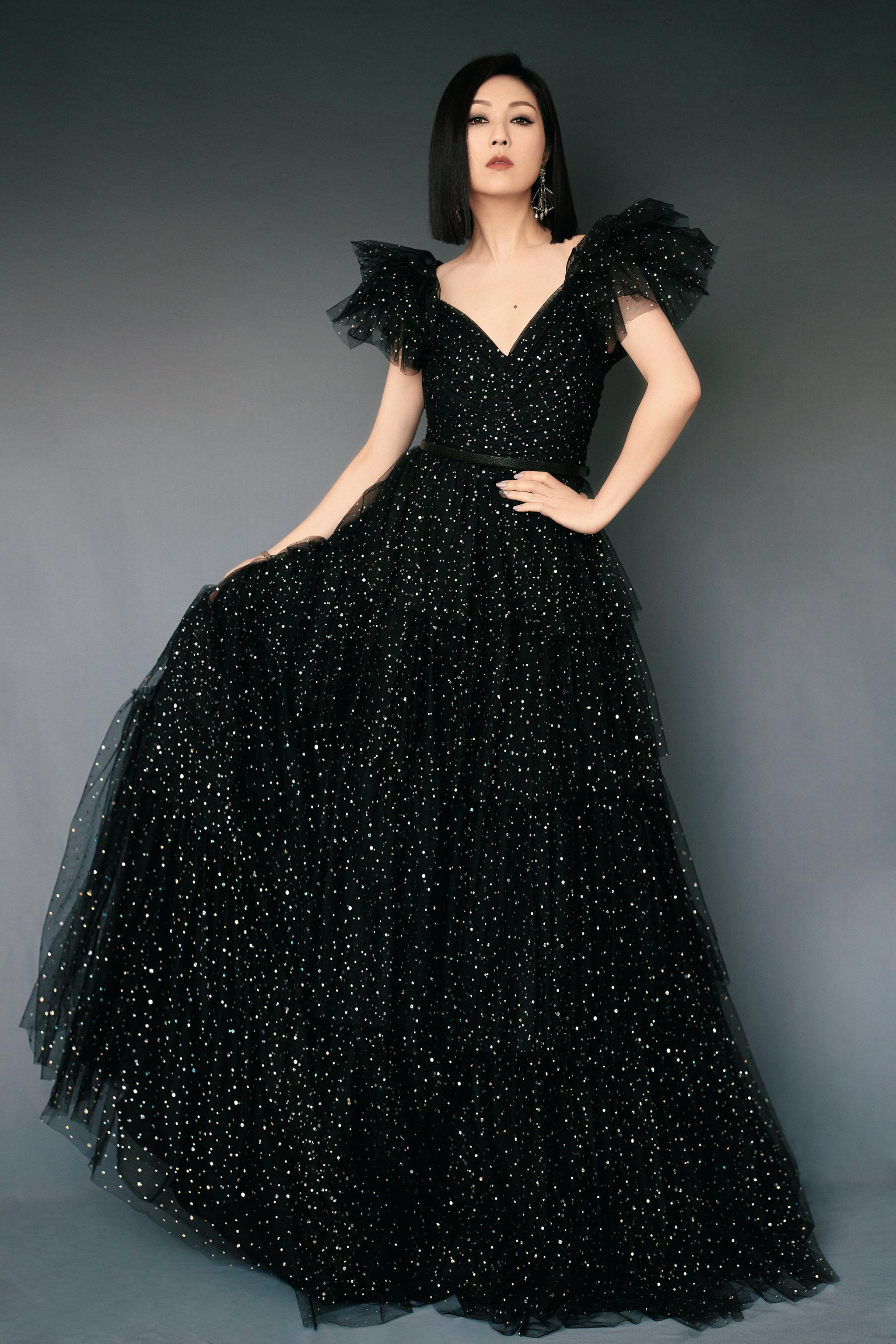 身穿黑色星空长裙,点点亮光缀满裙身,纱裙层叠优雅迷人