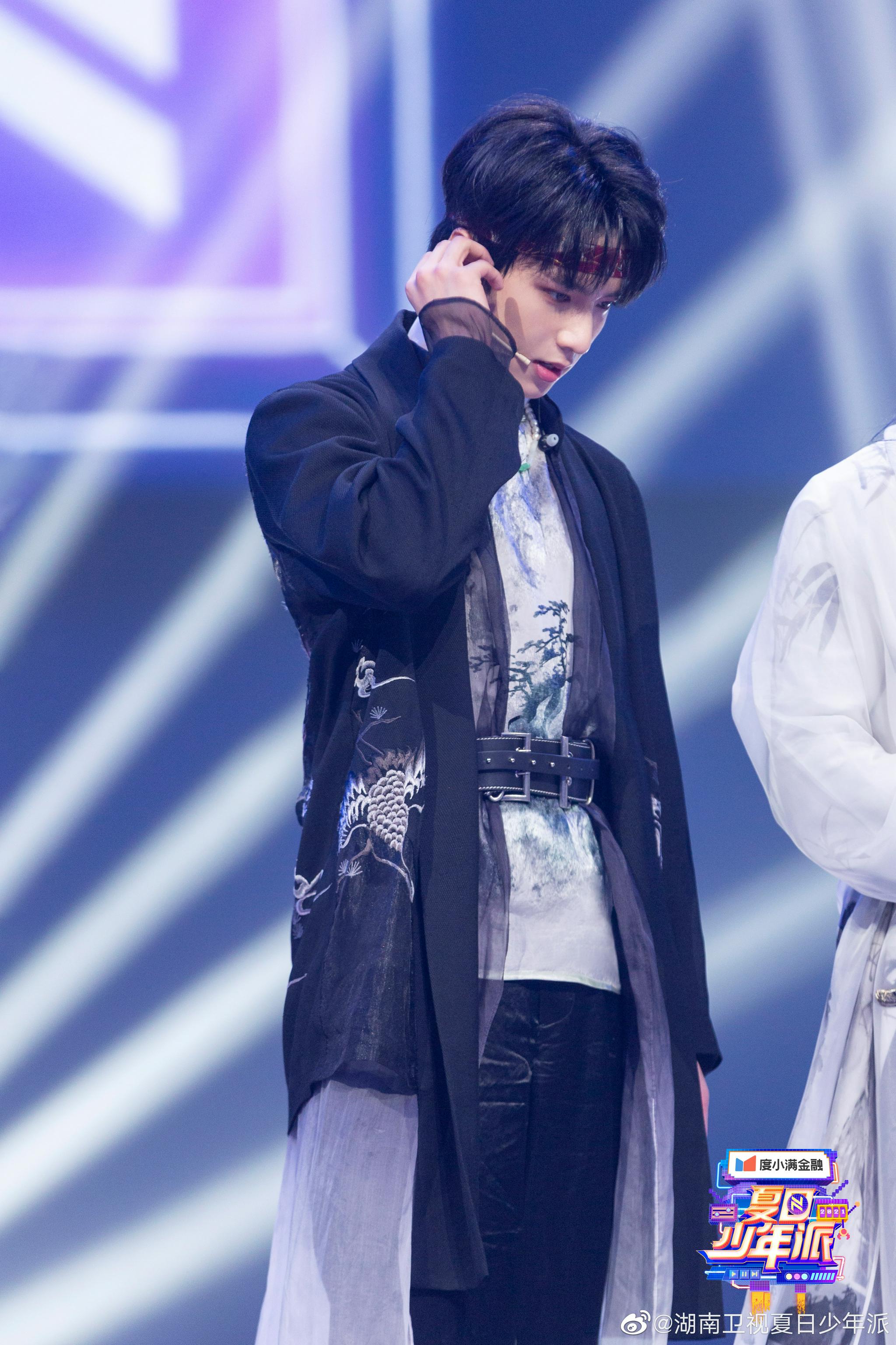 刘耀文古风装扮太帅啦!明天和刘少侠一起感受江湖世界 !