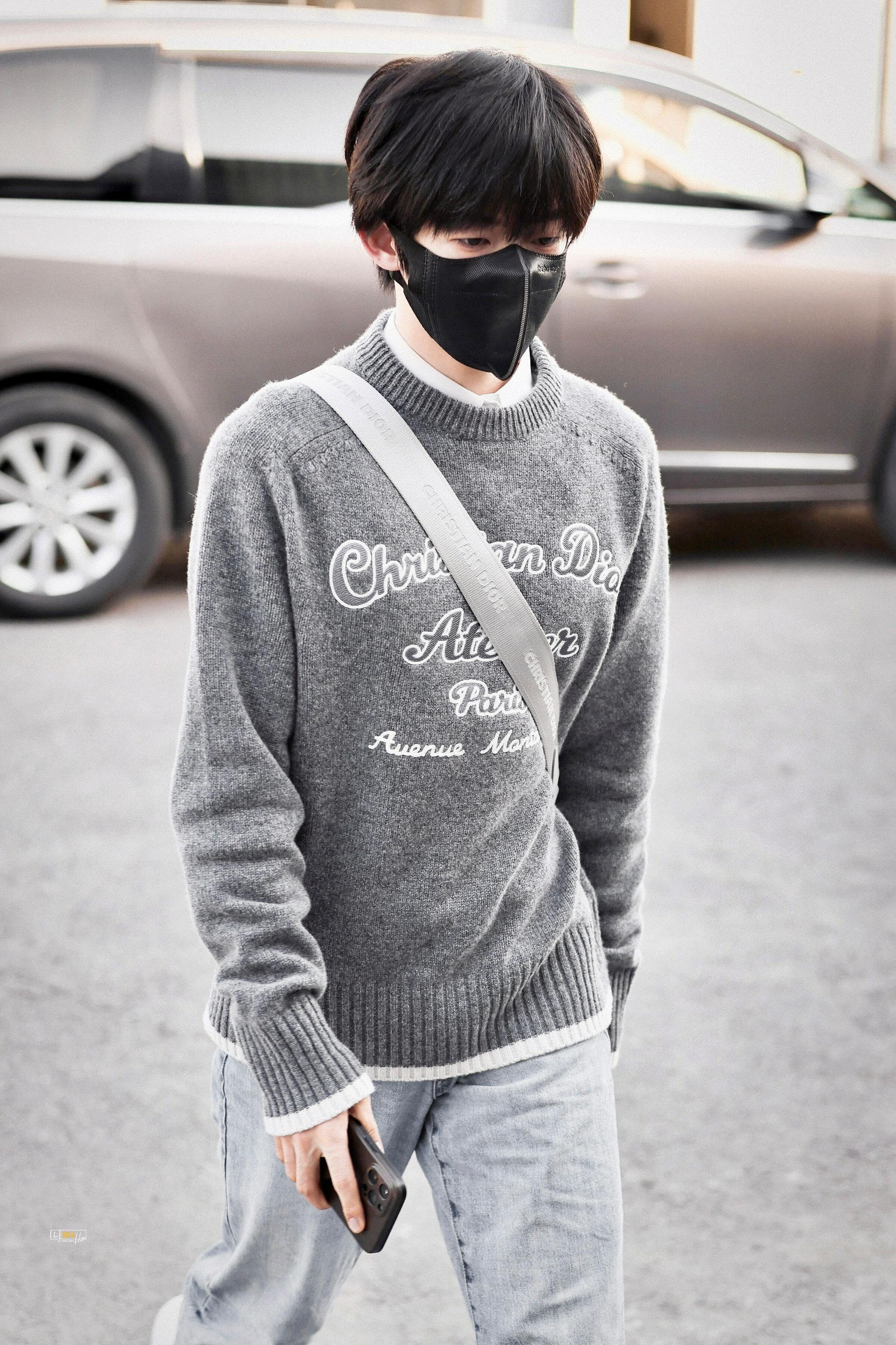 刘宇上班饭拍灰色毛衣叠穿白色衬衣清爽可爱