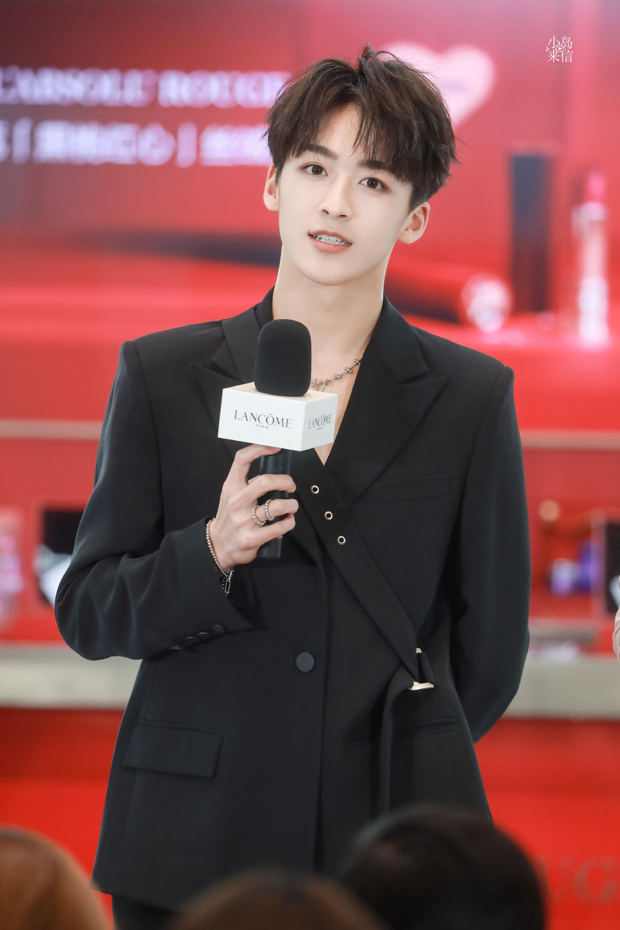 何洛洛石家庄品牌活动饭拍身穿黑色真空西装