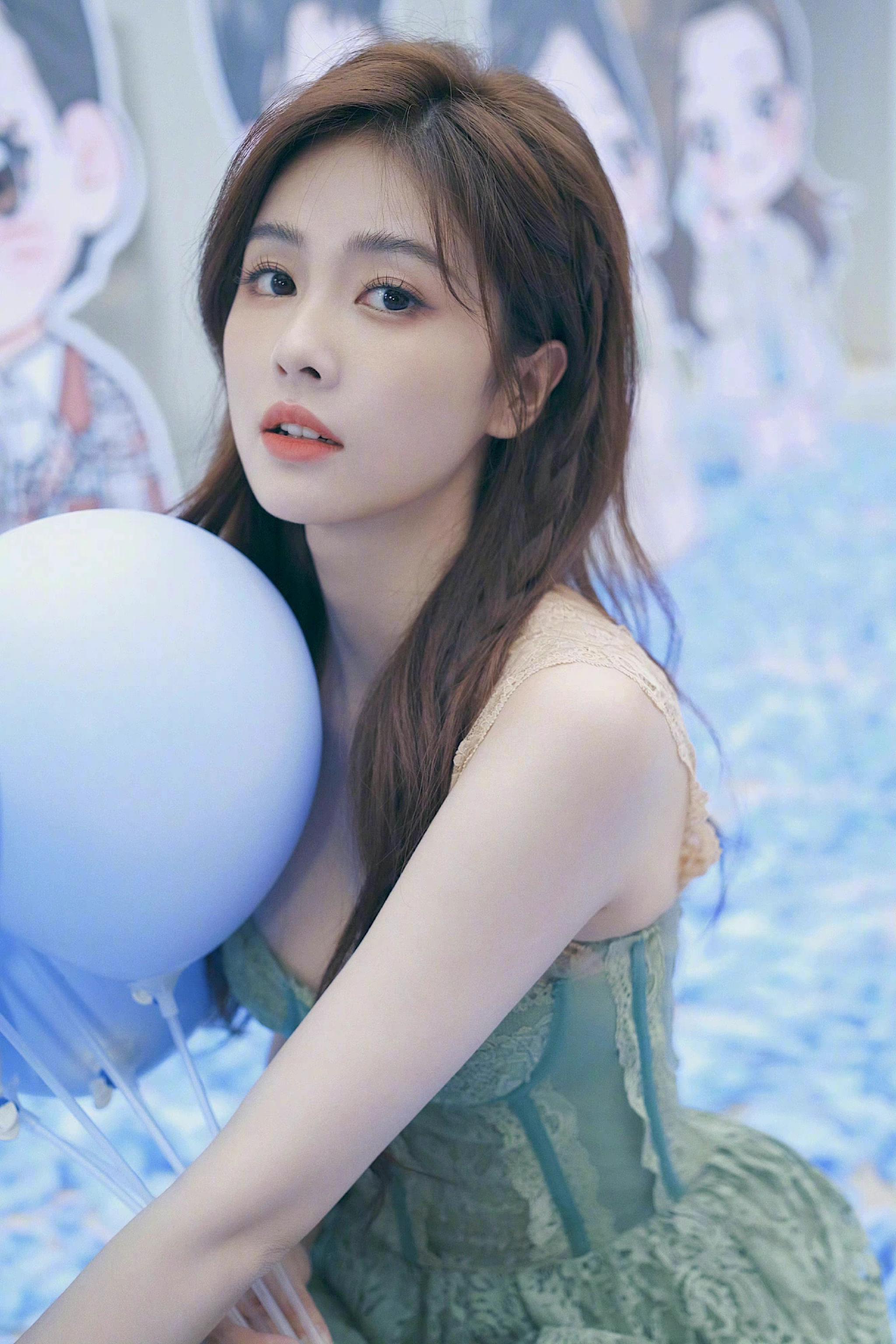 白鹿分享庆生照一袭绿色长纱裙长发飘飘