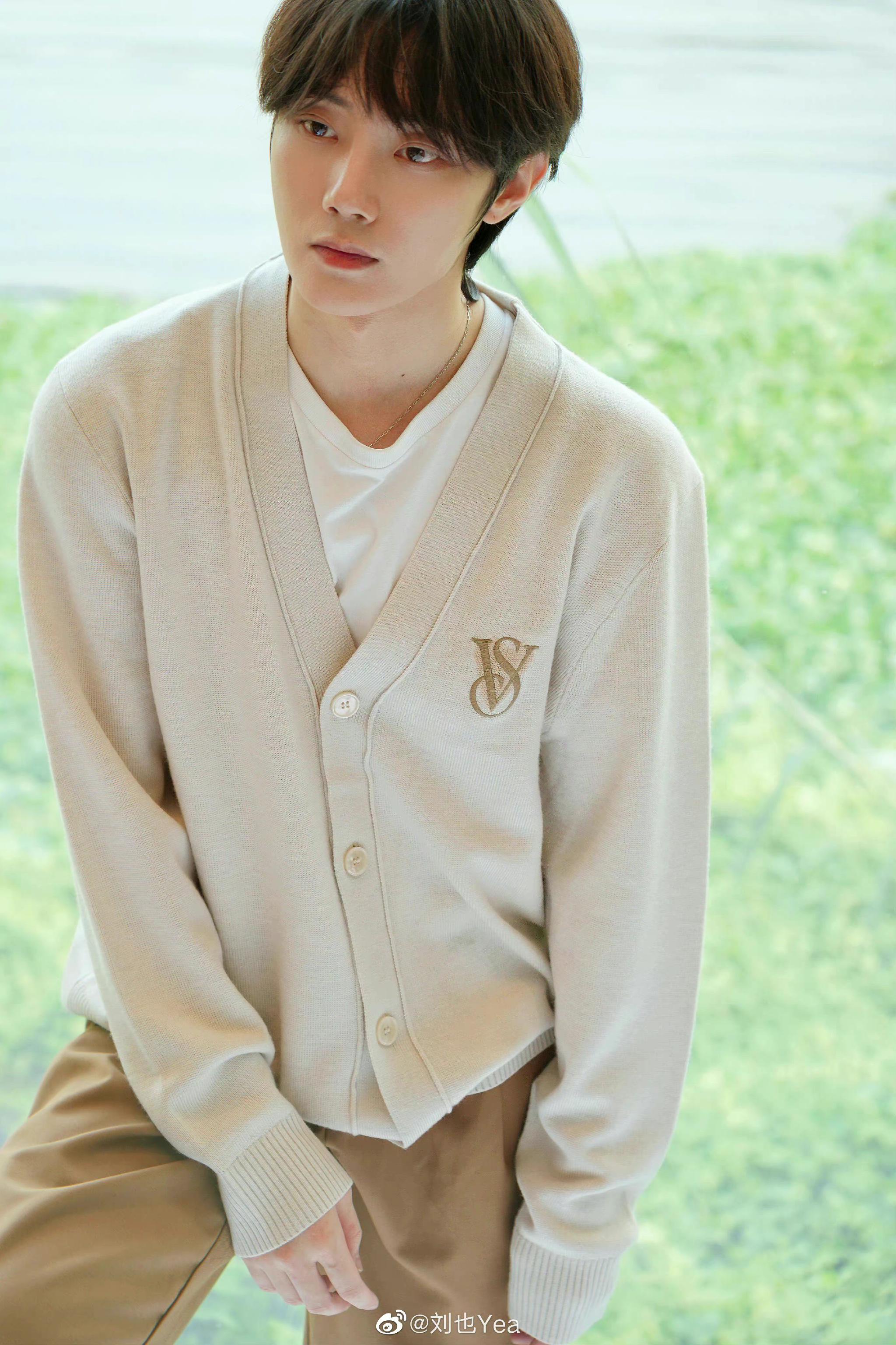 刘也初秋十八宫格随拍来啦!_高清图集_新浪网