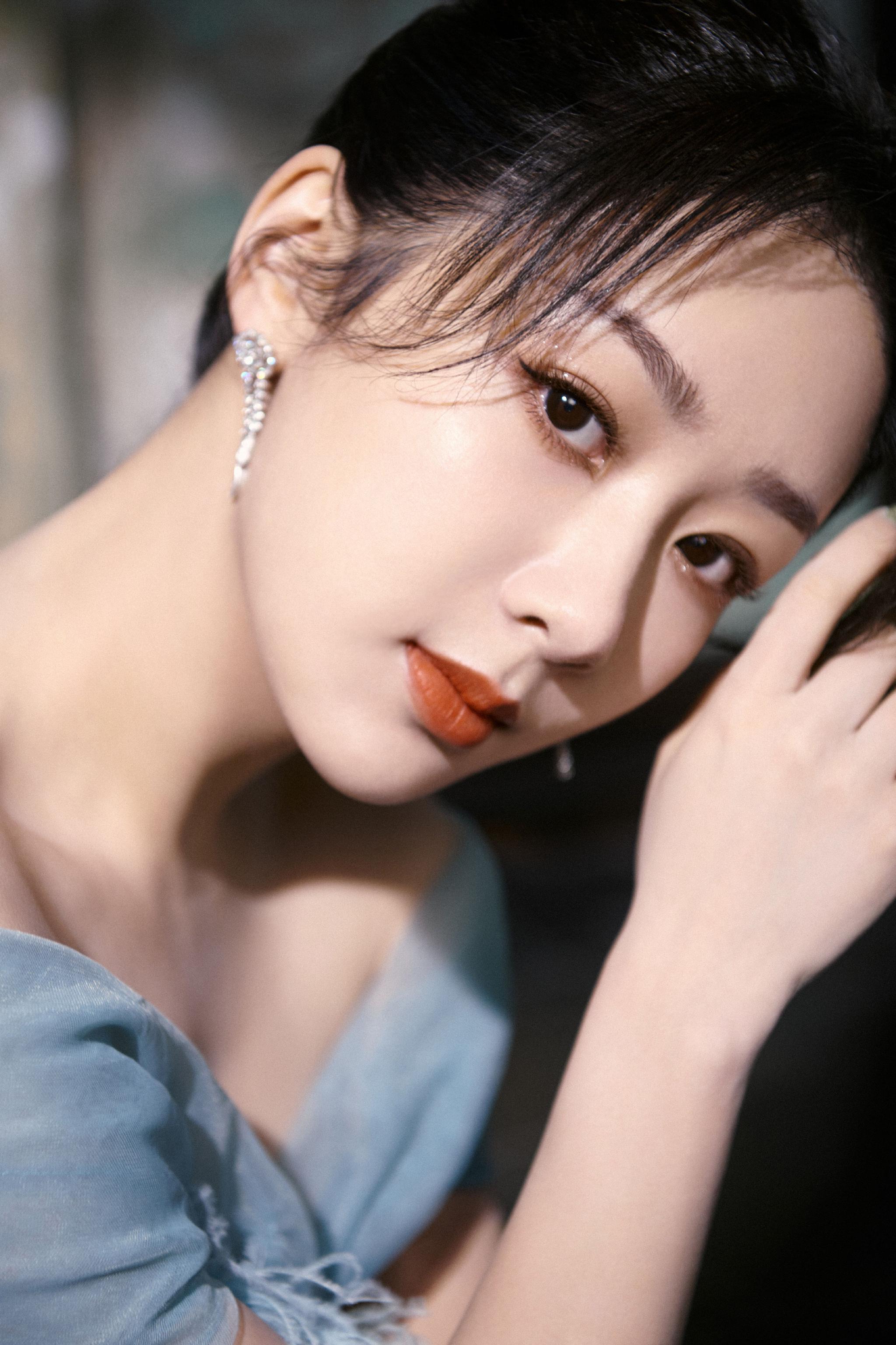 杨紫@杨紫 今晚春晚造型look,碧蓝色抹胸纱裙太米啦!