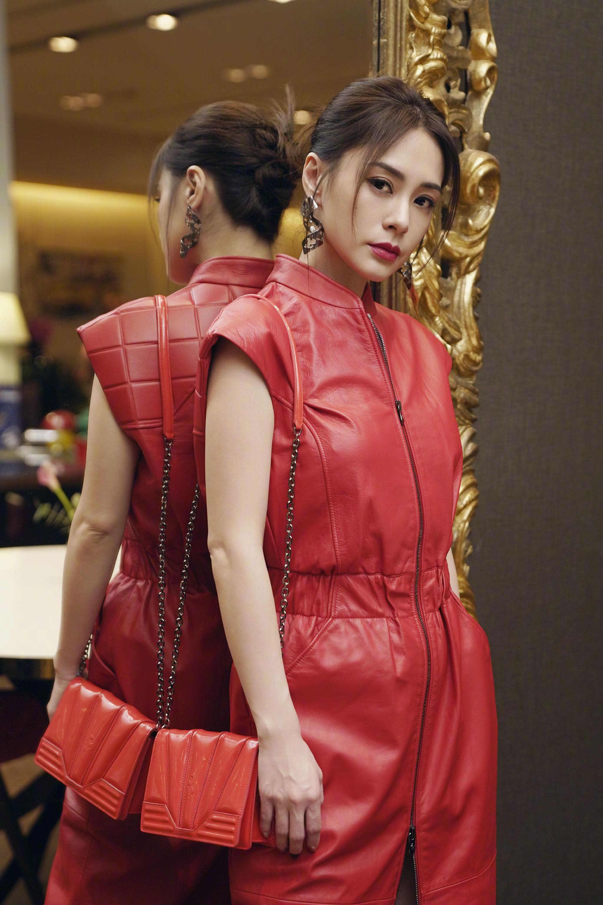 阿娇钟欣潼今日看秀造型出炉了