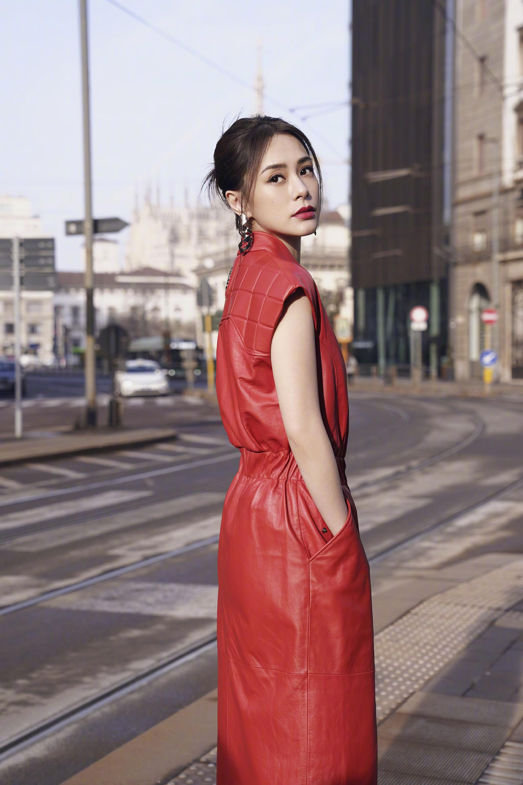 阿娇钟欣潼今日看秀造型出炉了