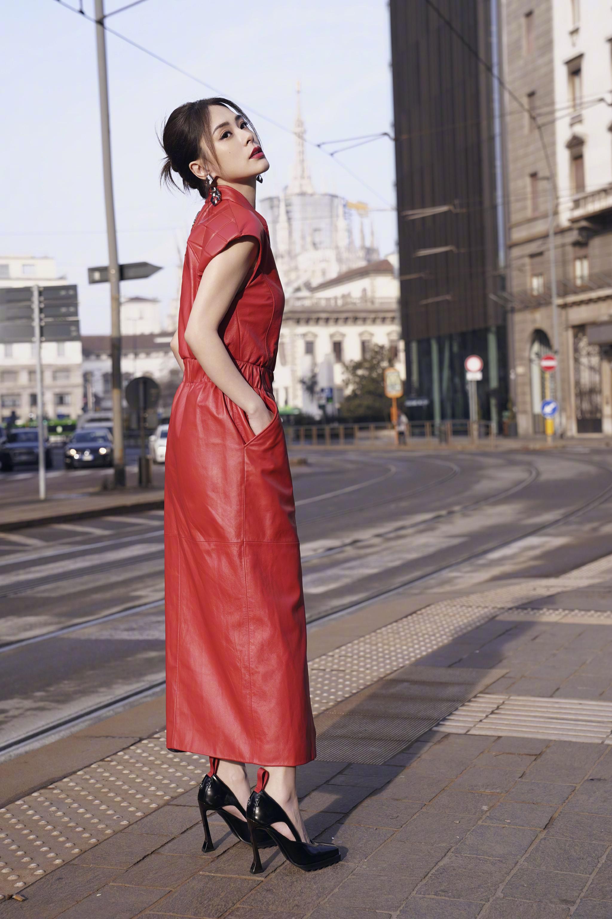 阿娇钟欣潼今日看秀造型出炉了