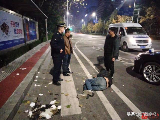 暖心醉酒男子路边昏睡城管队员助其回家