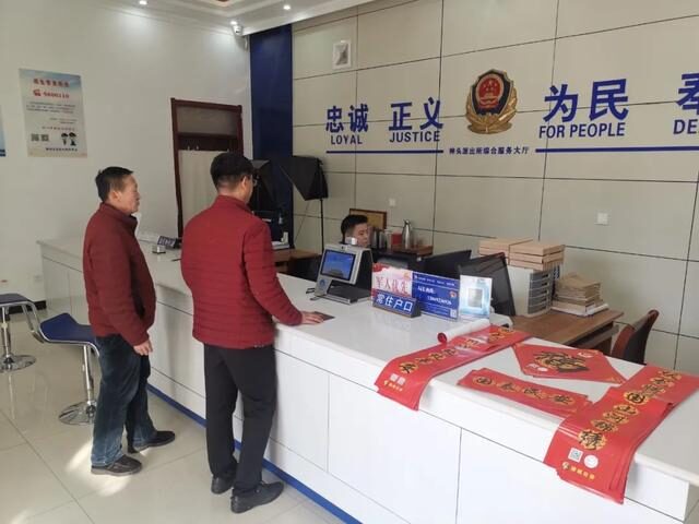 【法治新闻】大年初一这个聋哑人两次用左手给民警敬礼！休闲区蓝鸢梦想 - Www.slyday.coM