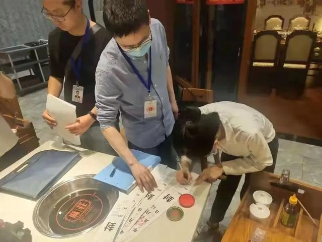 “服务员将顾客吃剩的锅底端回厨房”之后……休闲区蓝鸢梦想 - Www.slyday.coM