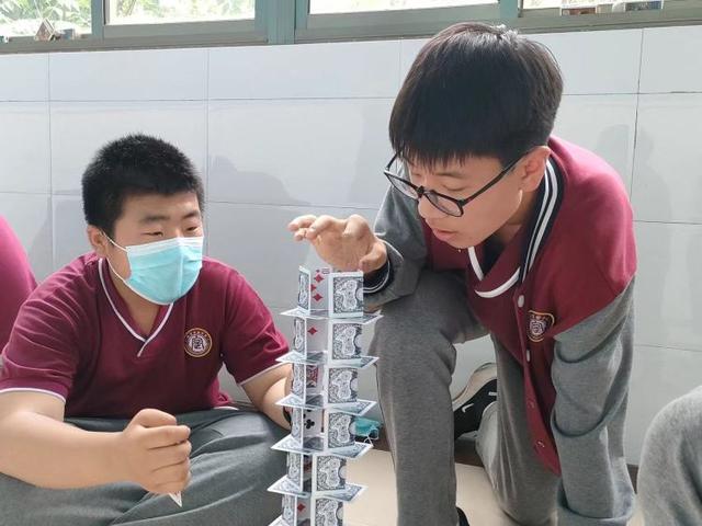 层层纸牌平地起桓台县实验学校七年级举办纸牌搭高结构设计比赛