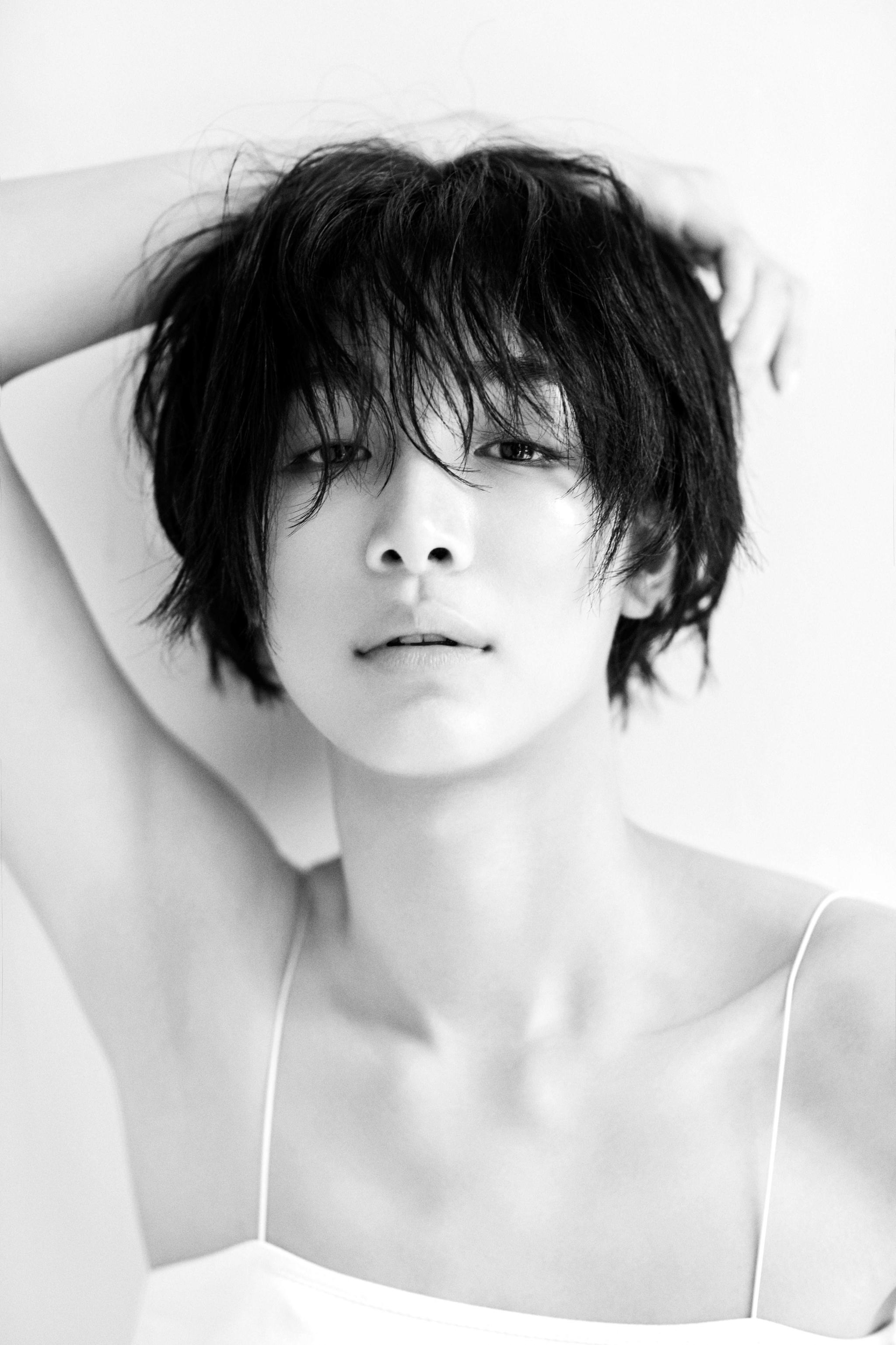 欢娱影视演员@张楠zz 发布最新简约风格大片