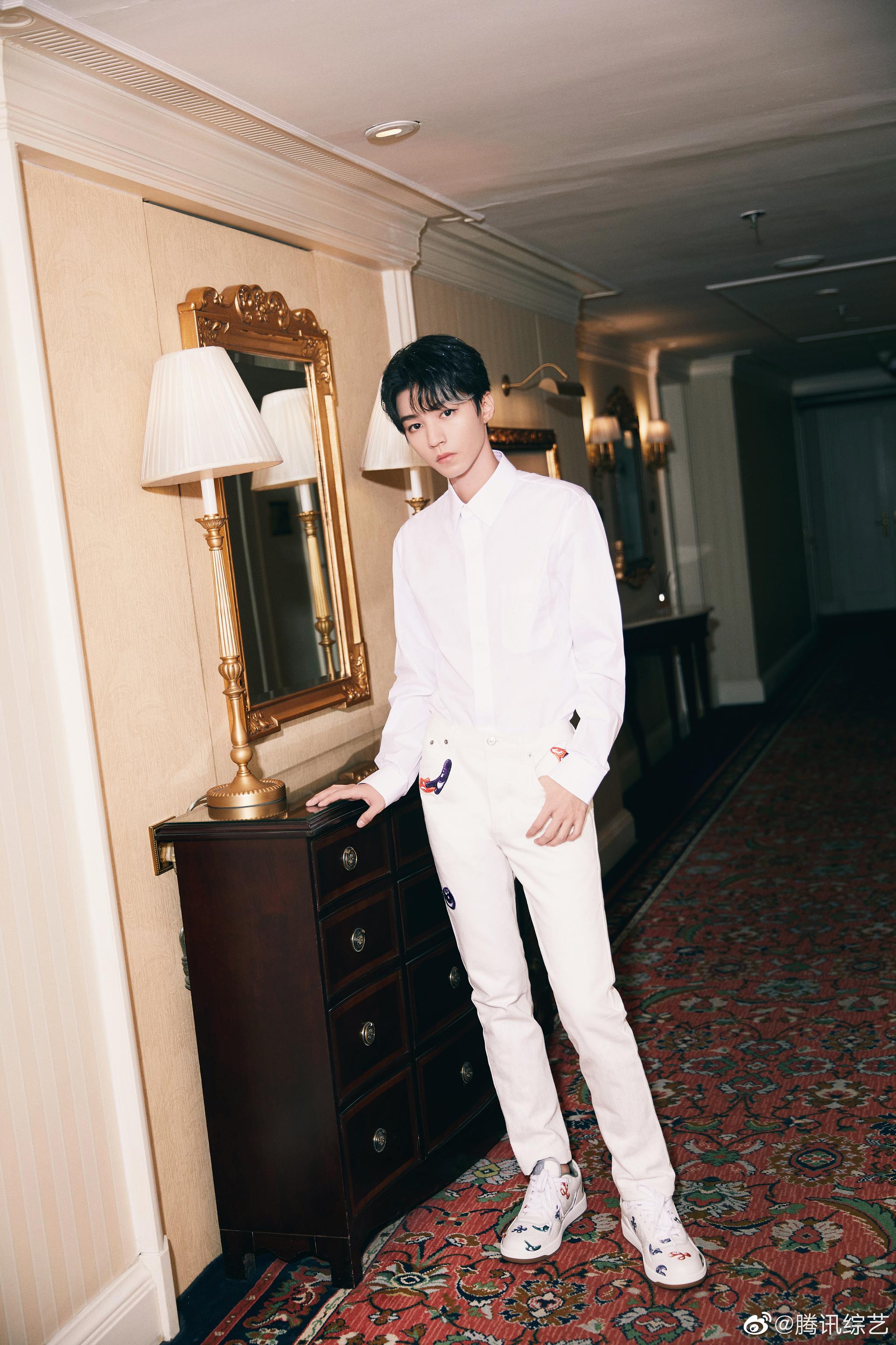 身穿白色系的衬衫长裤,展现高冷疏离的气场…………|王俊凯_新浪新闻