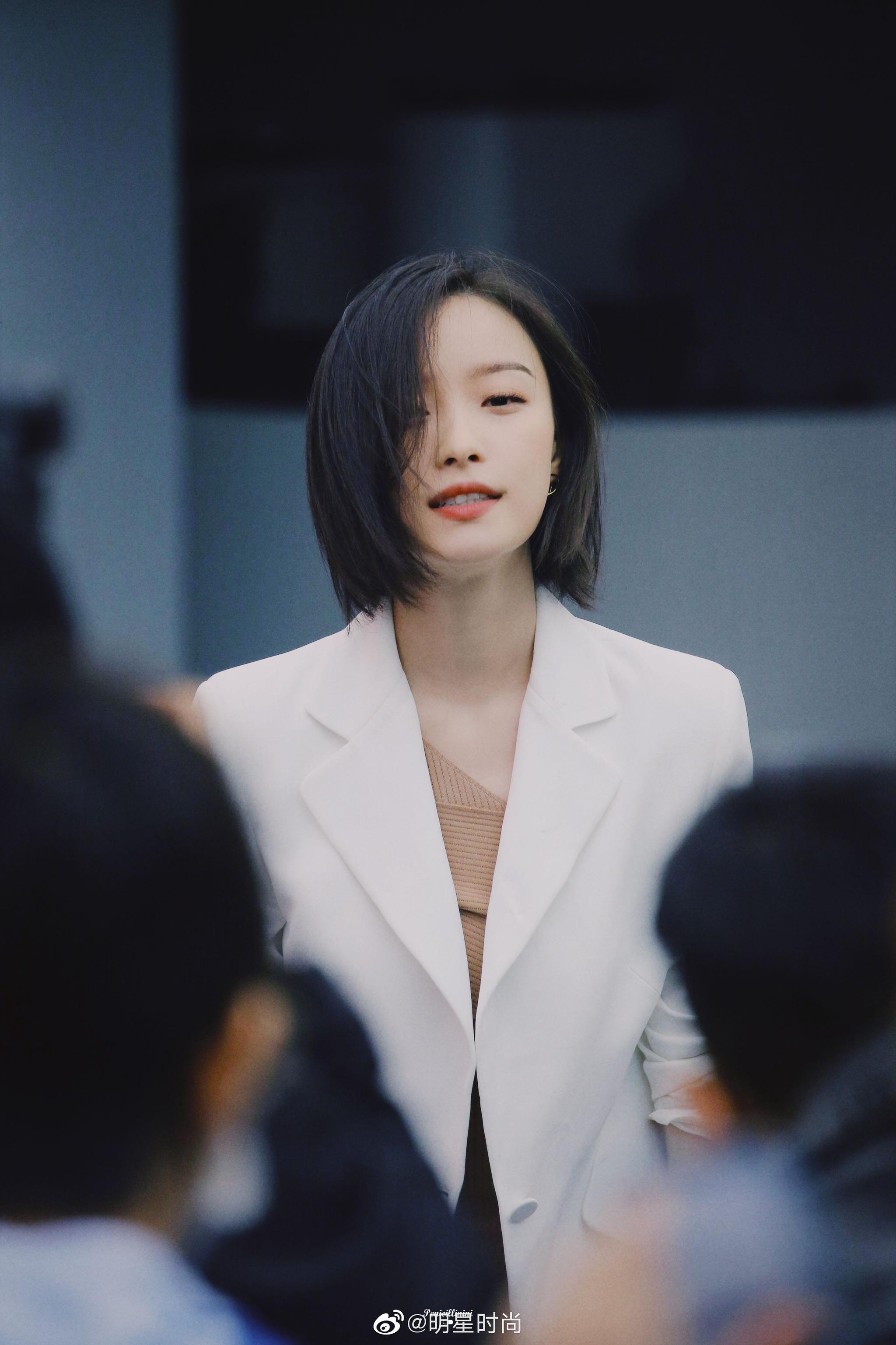 倪妮今日份的造型太美了白色西装鲨可真的是又酷又性感