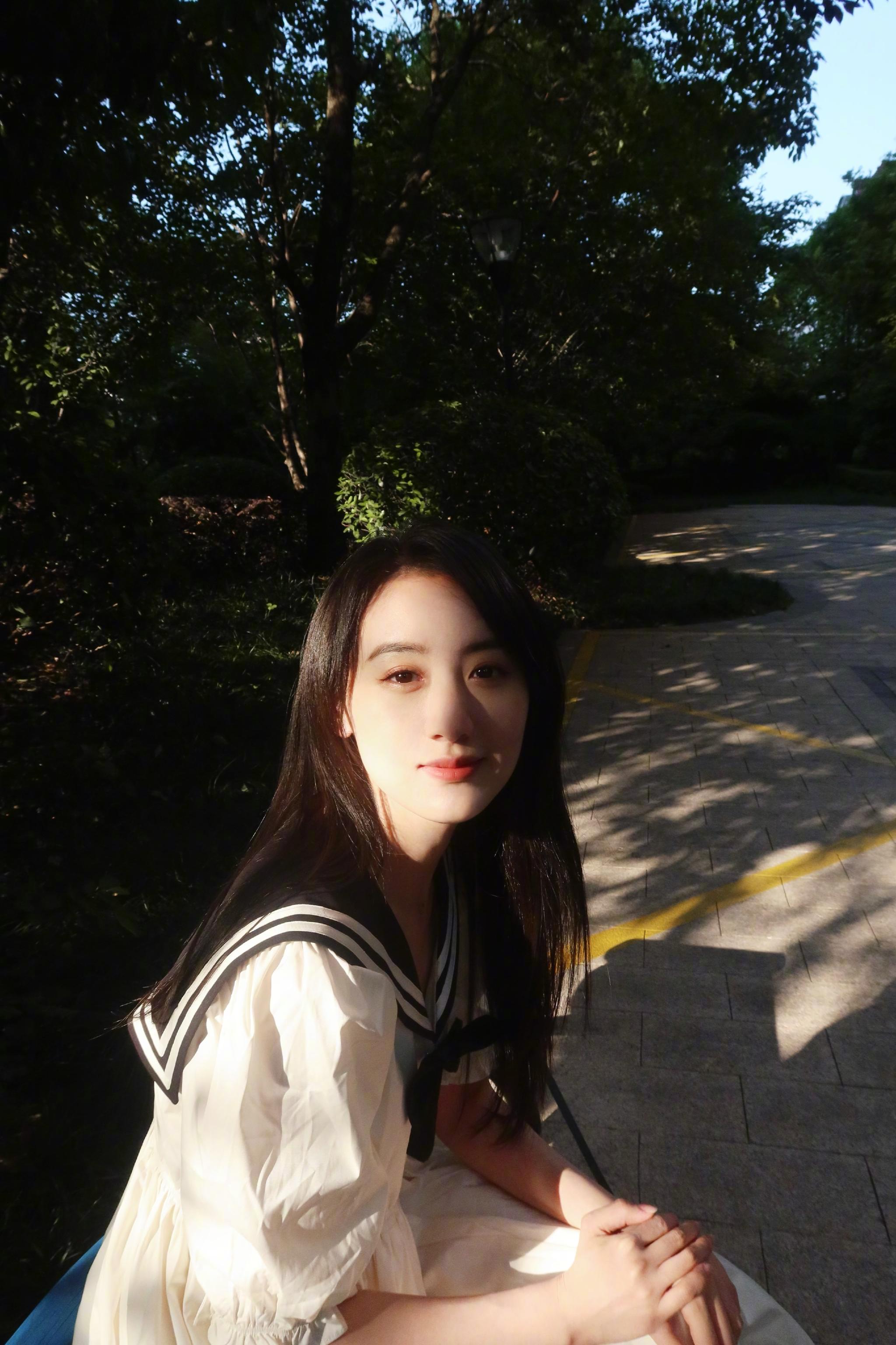 新发布一组日常照身穿海军领学院风连衣裙