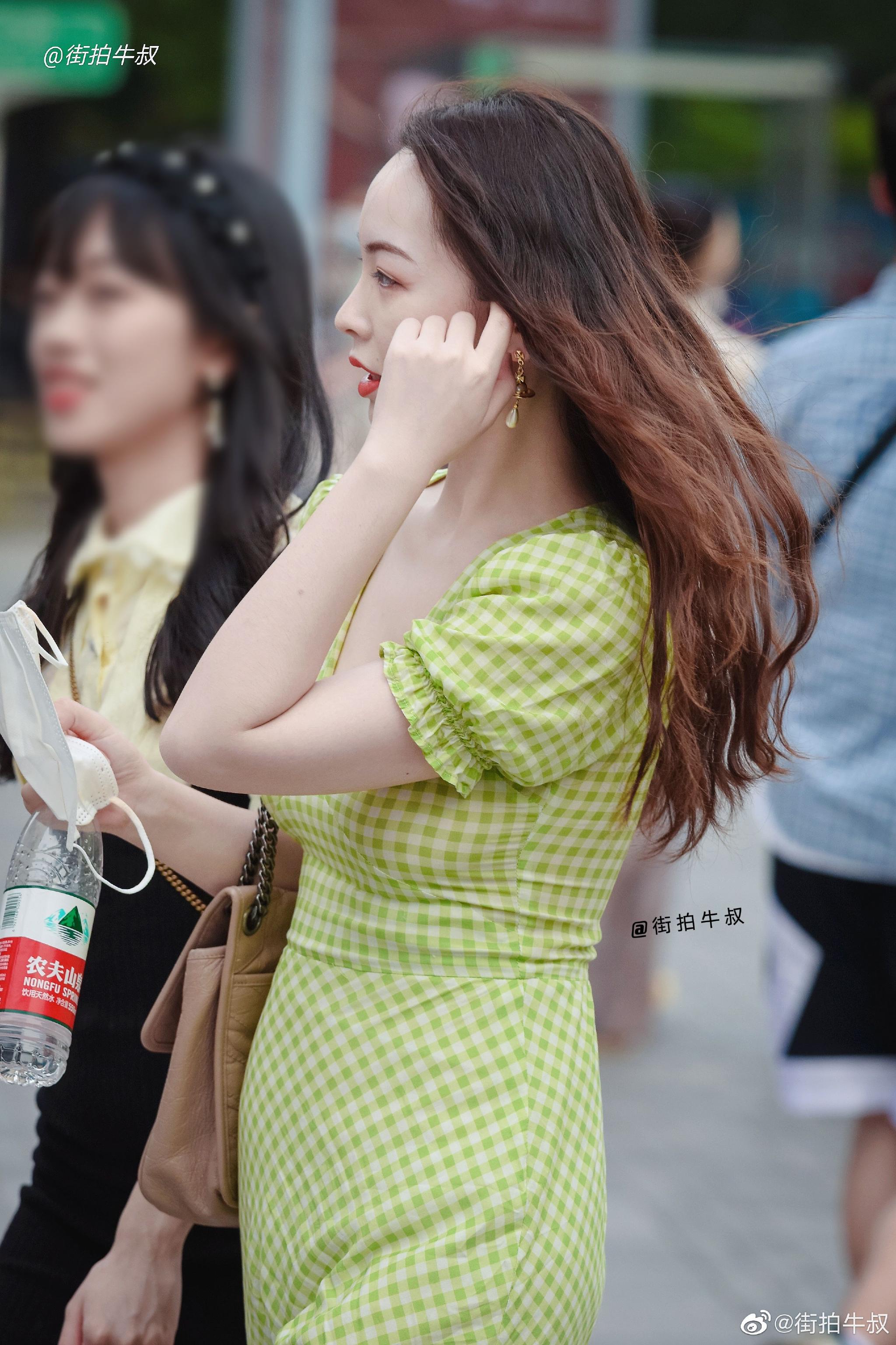 美女穿着漂亮的绿色深v茶歇裙出街