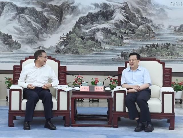 闫哲董事长_兵器工业集团党组成员、副总经理周舰到江山重工研究院调研指导(2)