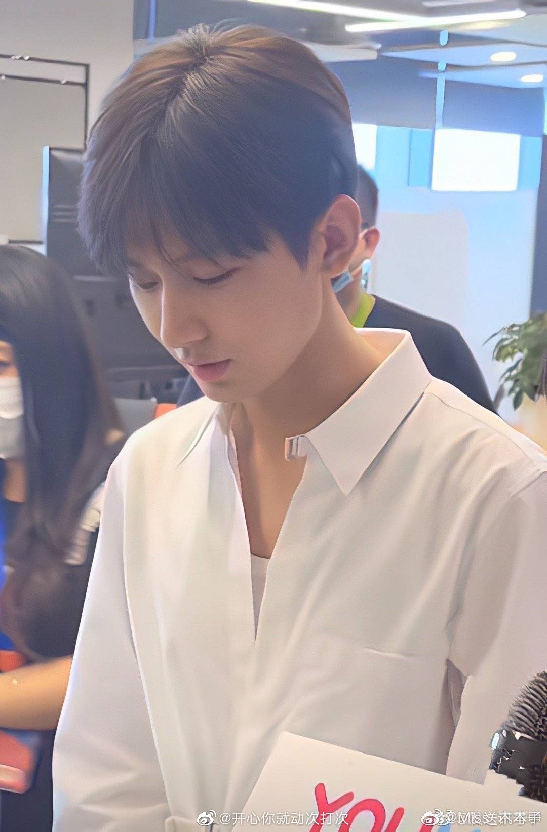 路人镜头下的成毅,未免有点太帅了!__财经头条