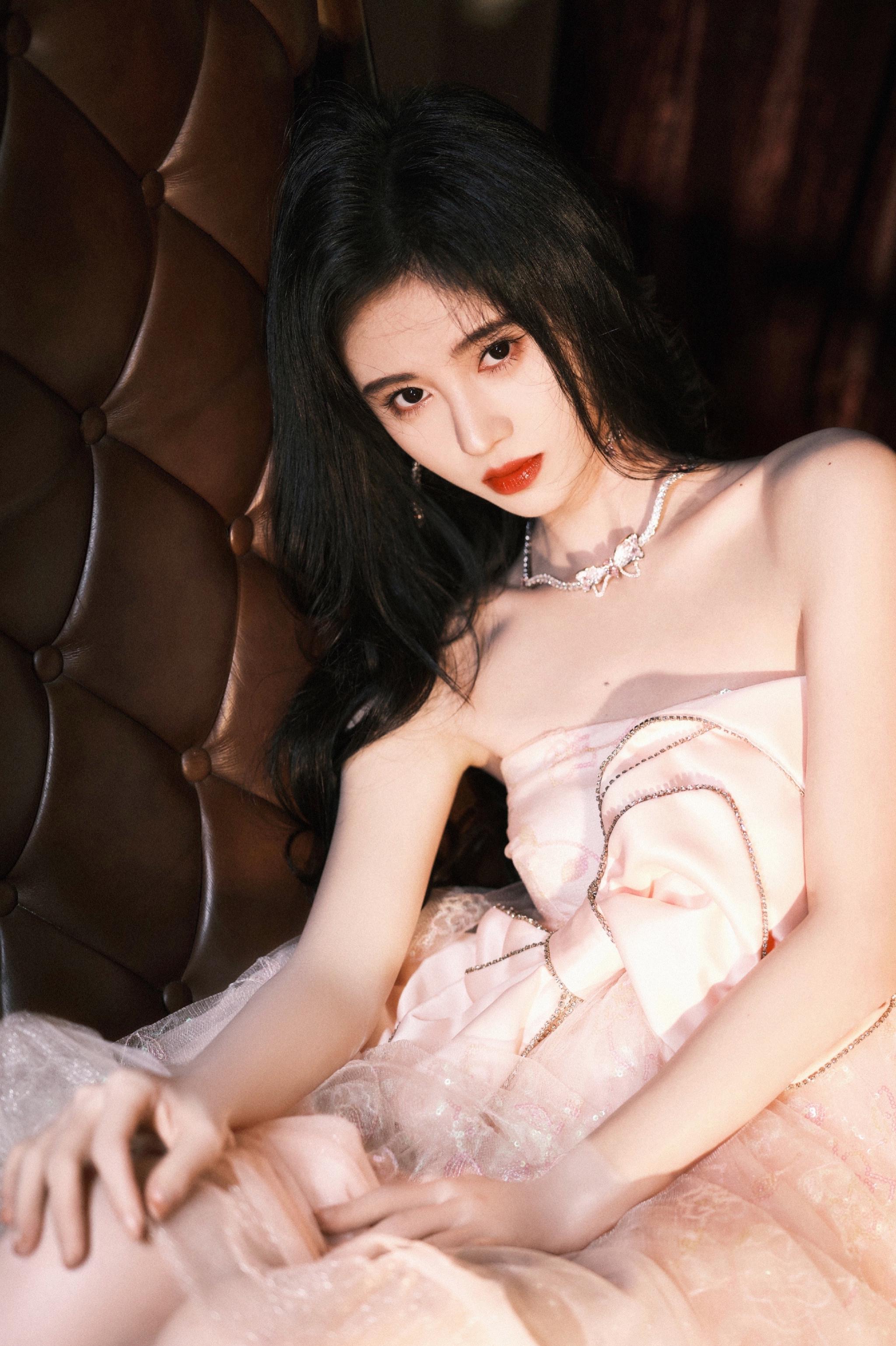 鞠婧祎年货节舞台造型大片 淡粉色公主裙的小鞠就是公主本人吧!