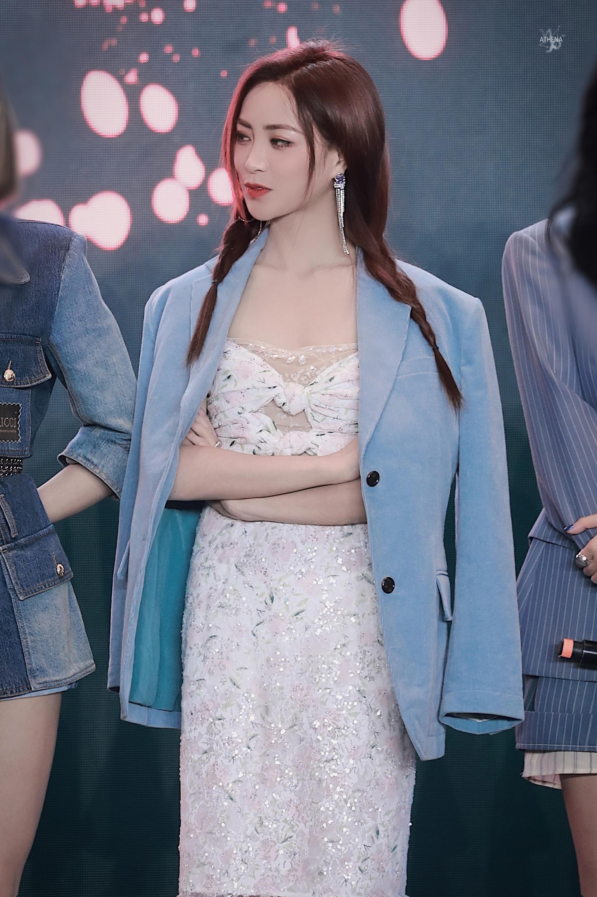 谢可寅今日份活动饭拍图～白色连衣裙 身披蓝色西装 双马尾麻花辫简