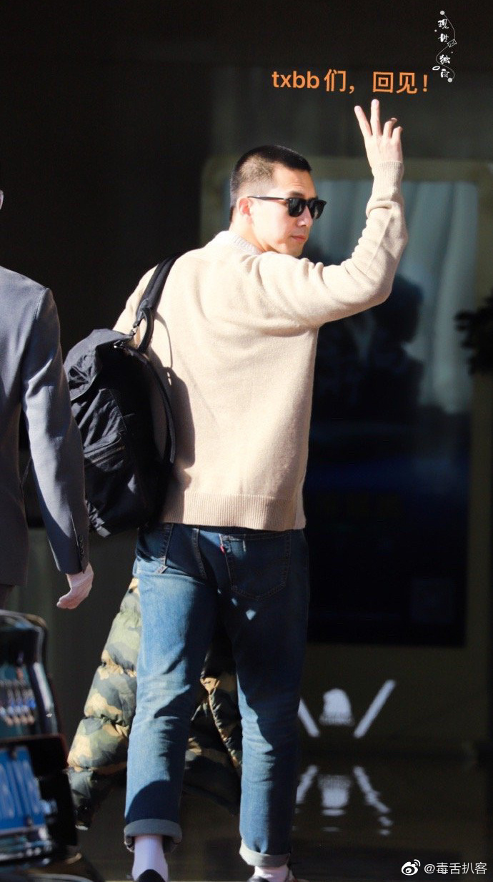 李现寸头造型,带上墨镜帅气十足,整个人看起来干净利落